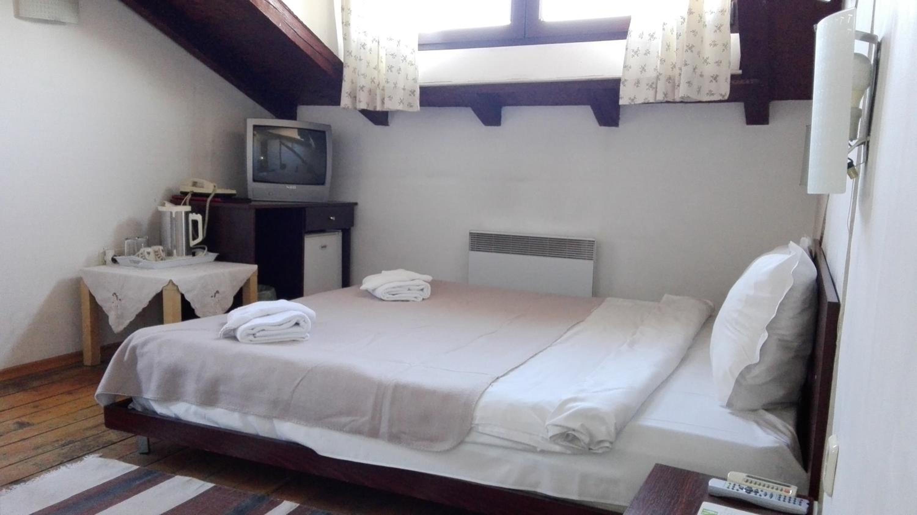 Double or Twin Room - Photo 10