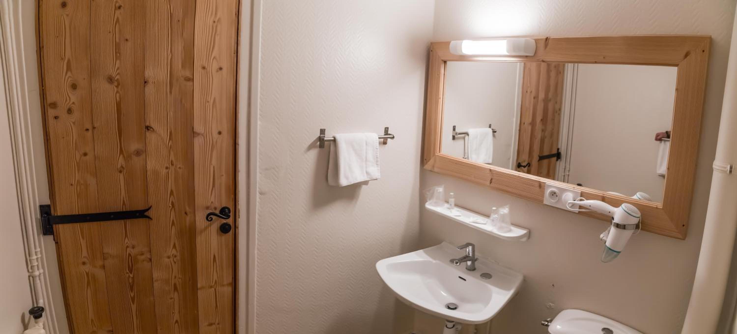 Double or Twin Room - Photo 3