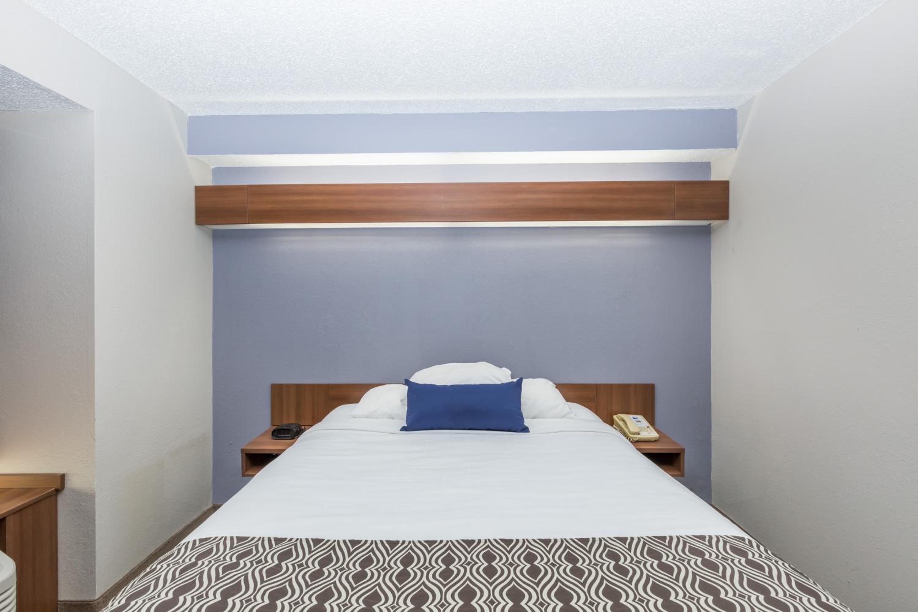 Queen Studio Suite - Mobility Access/Non-Smoking - Photo 4