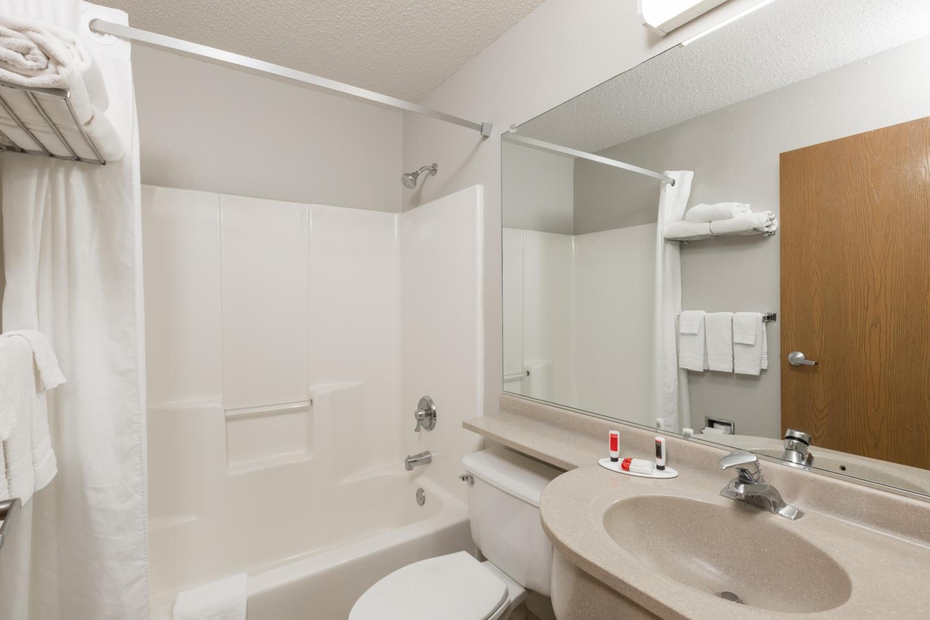 Queen Studio Suite - Non-Smoking - Photo 4