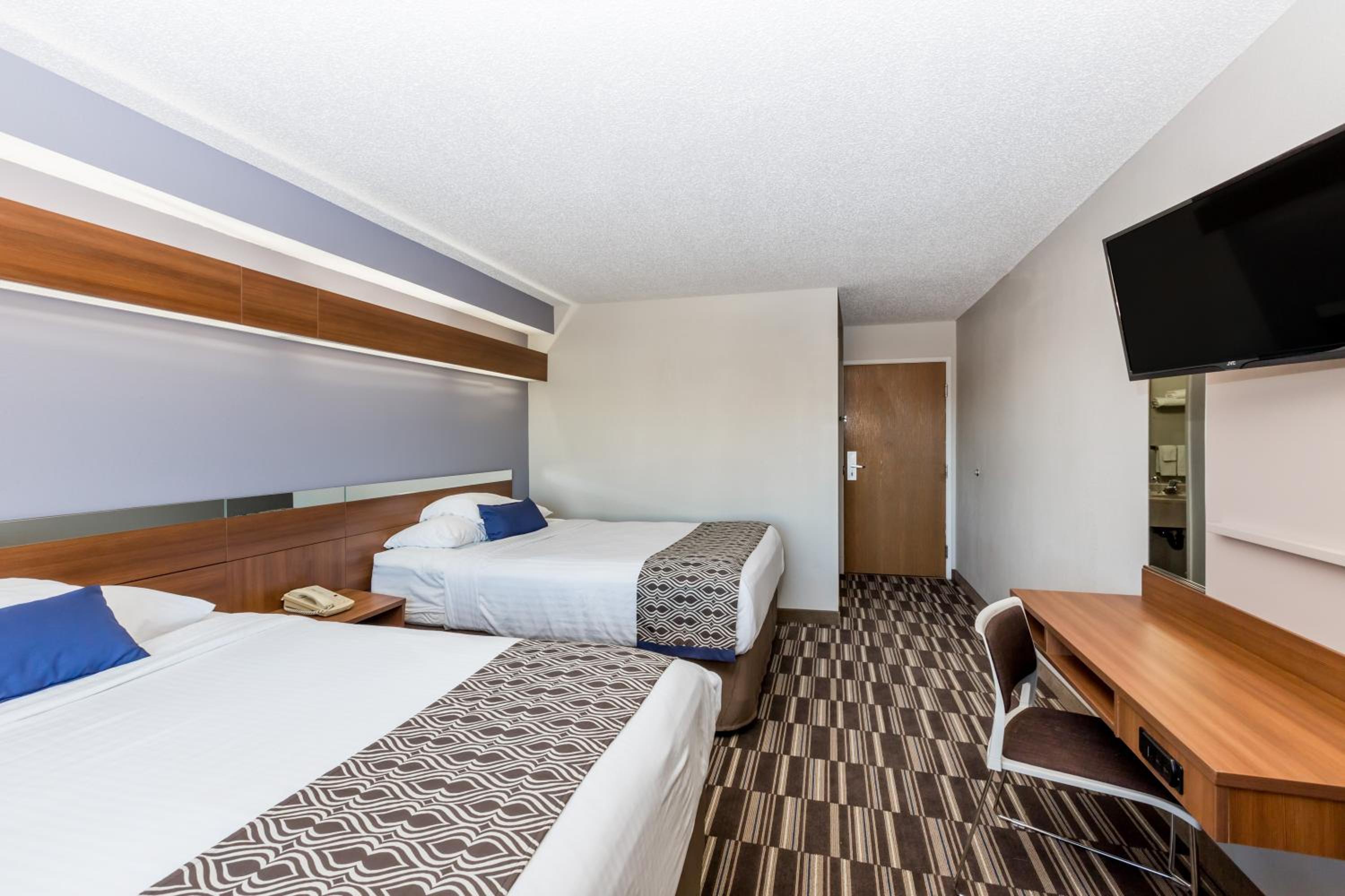 Queen Room with Two Queen Beds - Non-Smoking - Photo 3