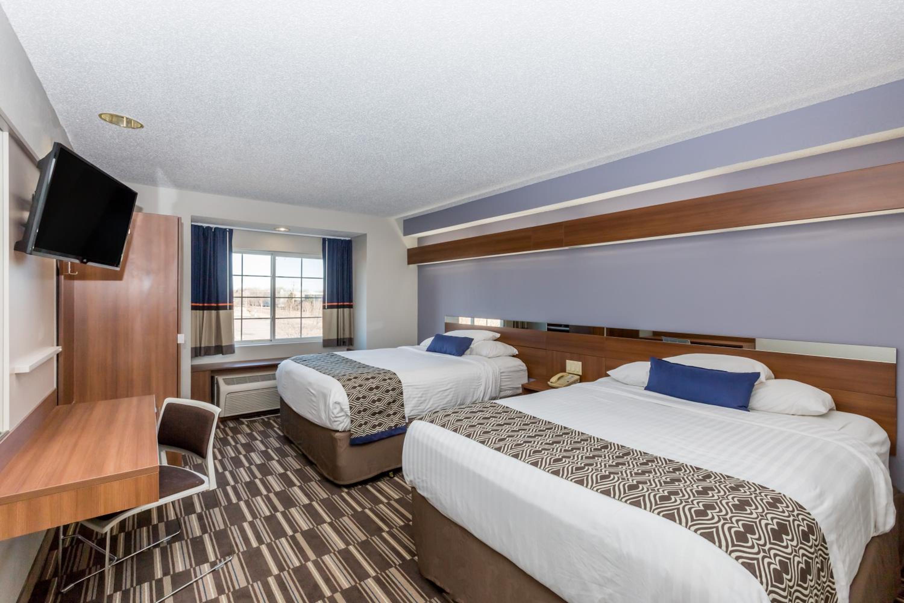 Queen Room with Two Queen Beds - Non-Smoking - Photo 2