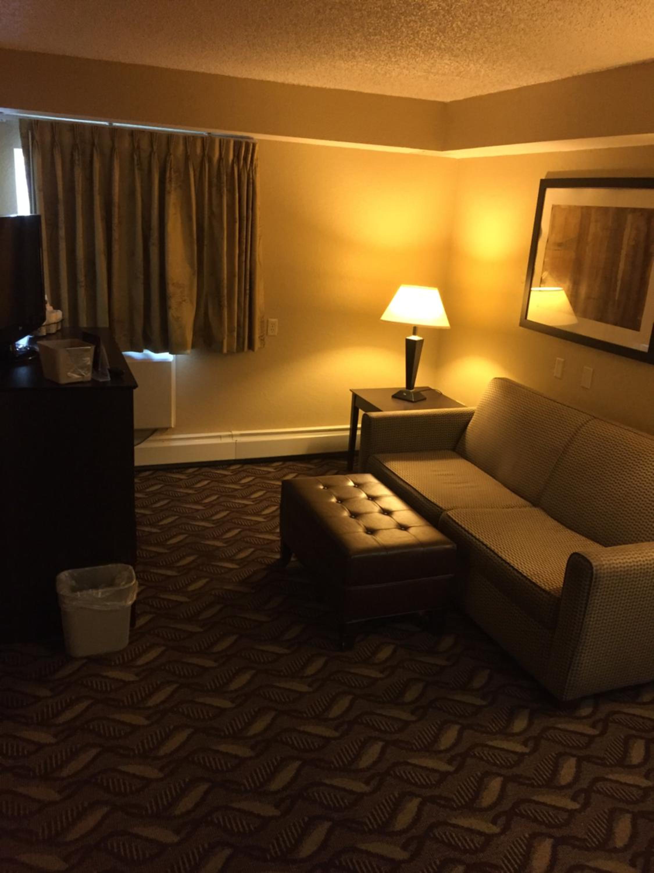 Queen Suite - Non-Smoking - Photo 3