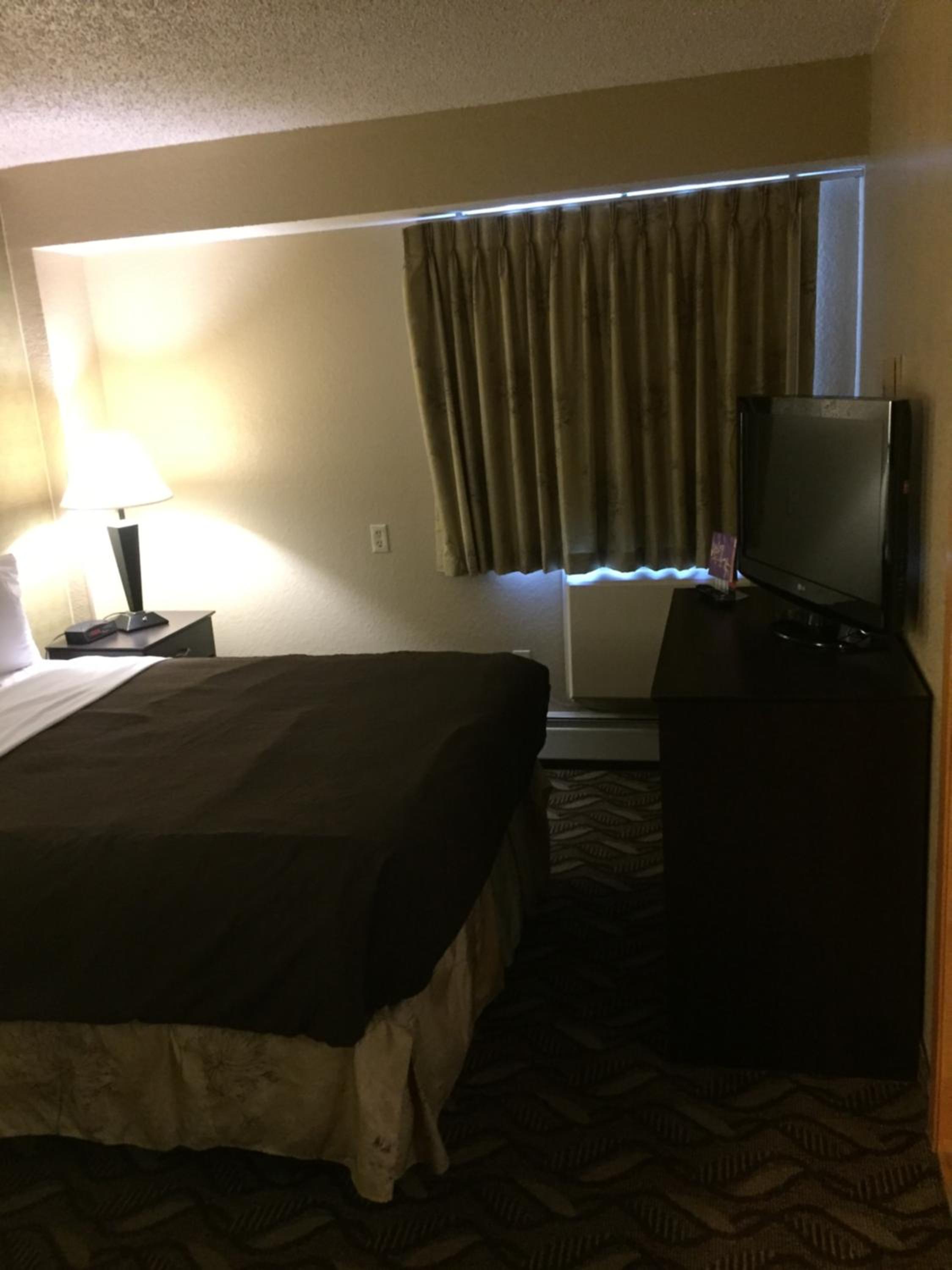 Queen Suite - Non-Smoking - Photo 5