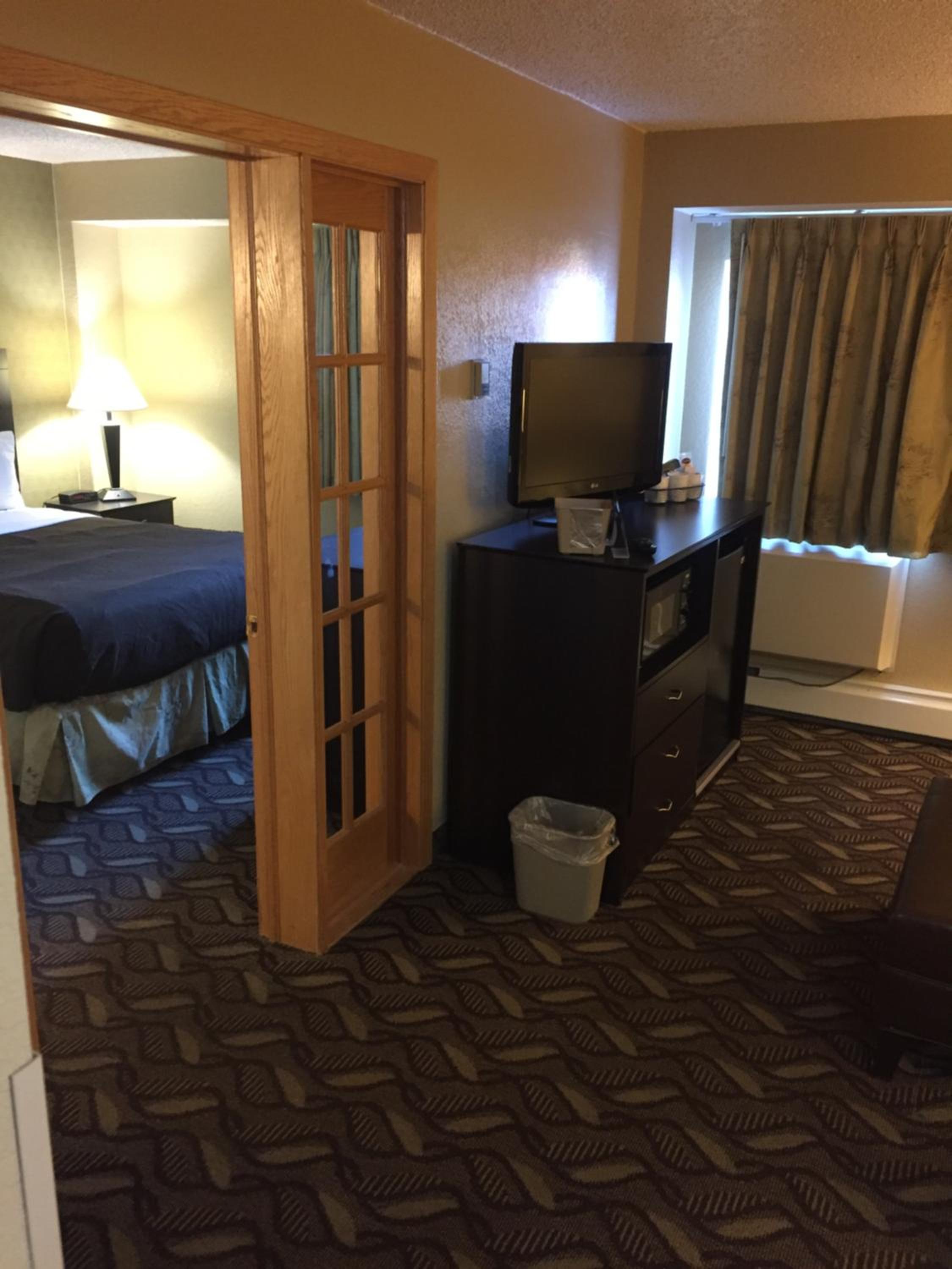 Queen Suite - Non-Smoking - Photo 1