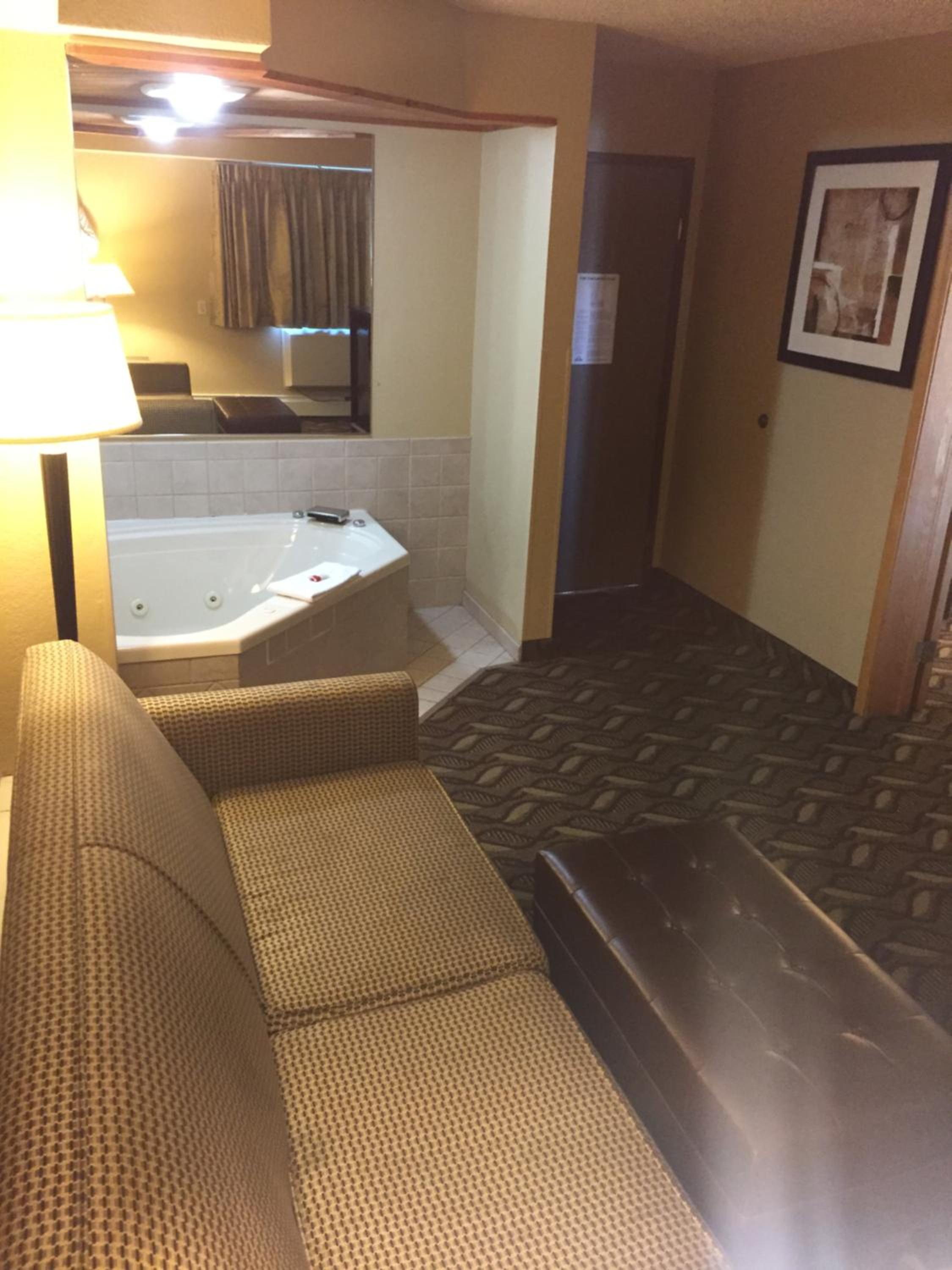 Queen Suite - Non-Smoking - Photo 4