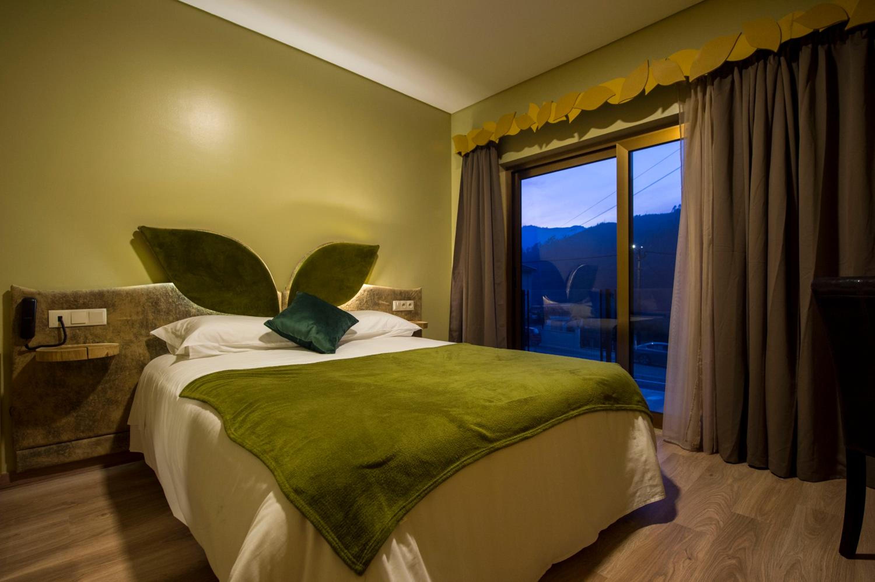 Double Room with River View - Photo 3