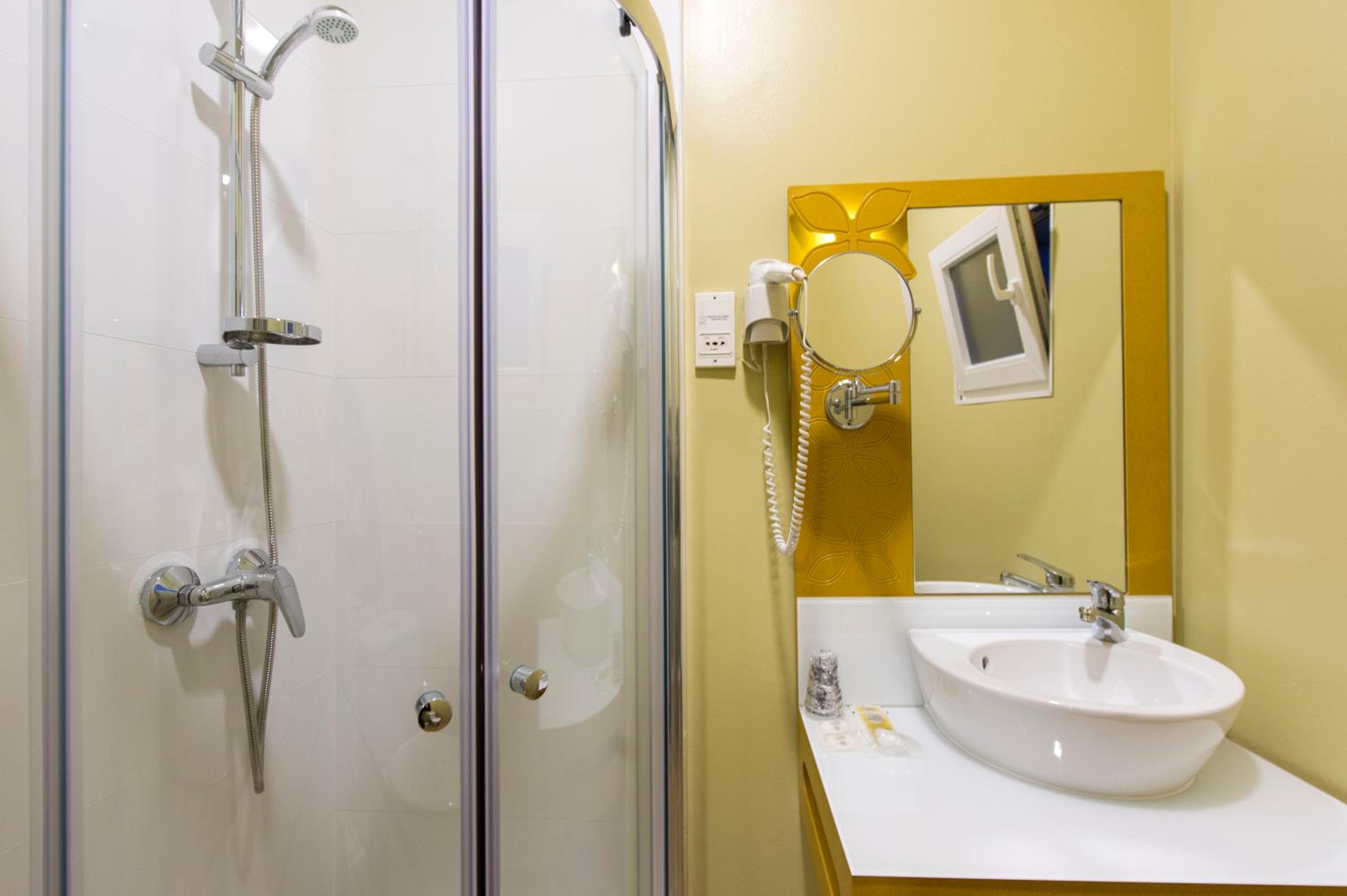 Double Room Interior View - Photo 2