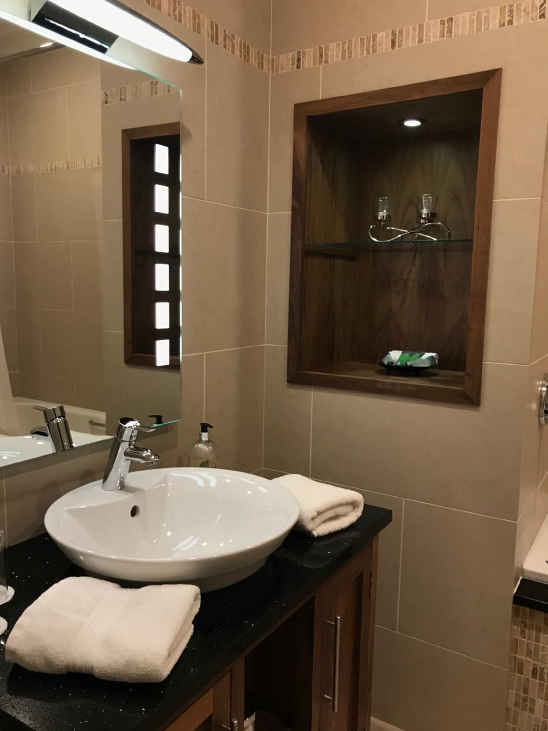 Double Room with Lake View - Photo 6