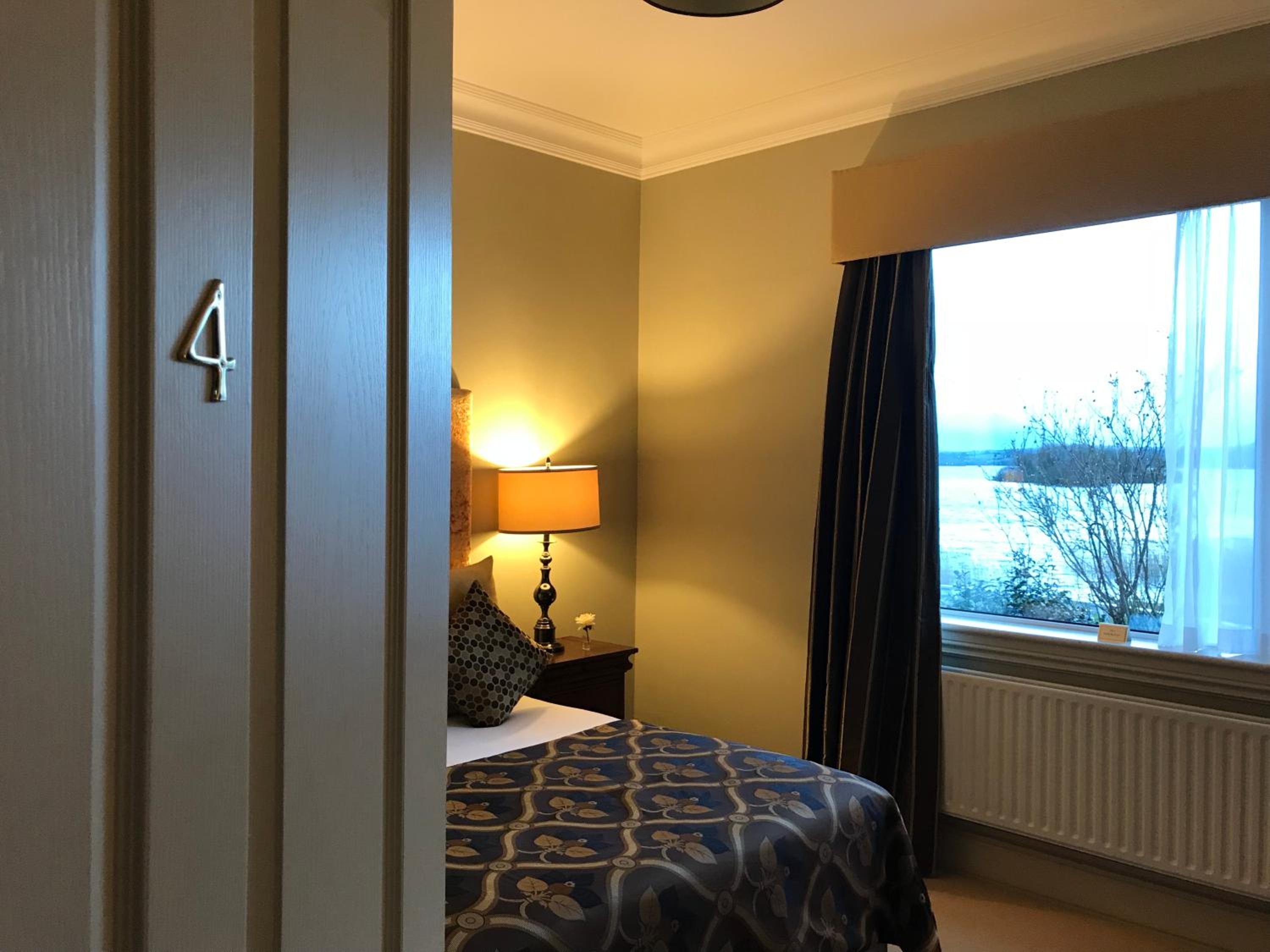 Double Room with Lake View - Photo 9