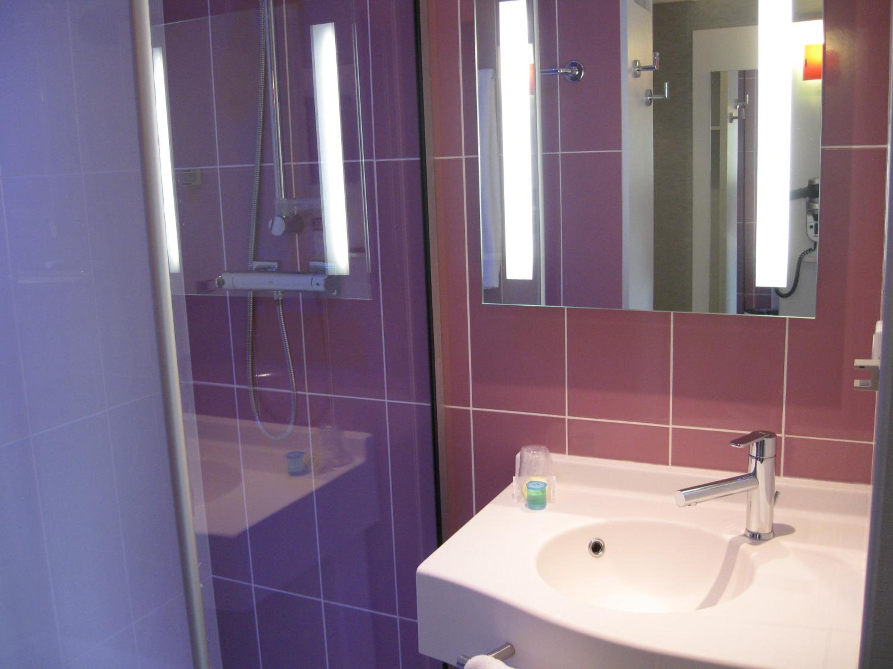 Standard Double Room - Photo 9