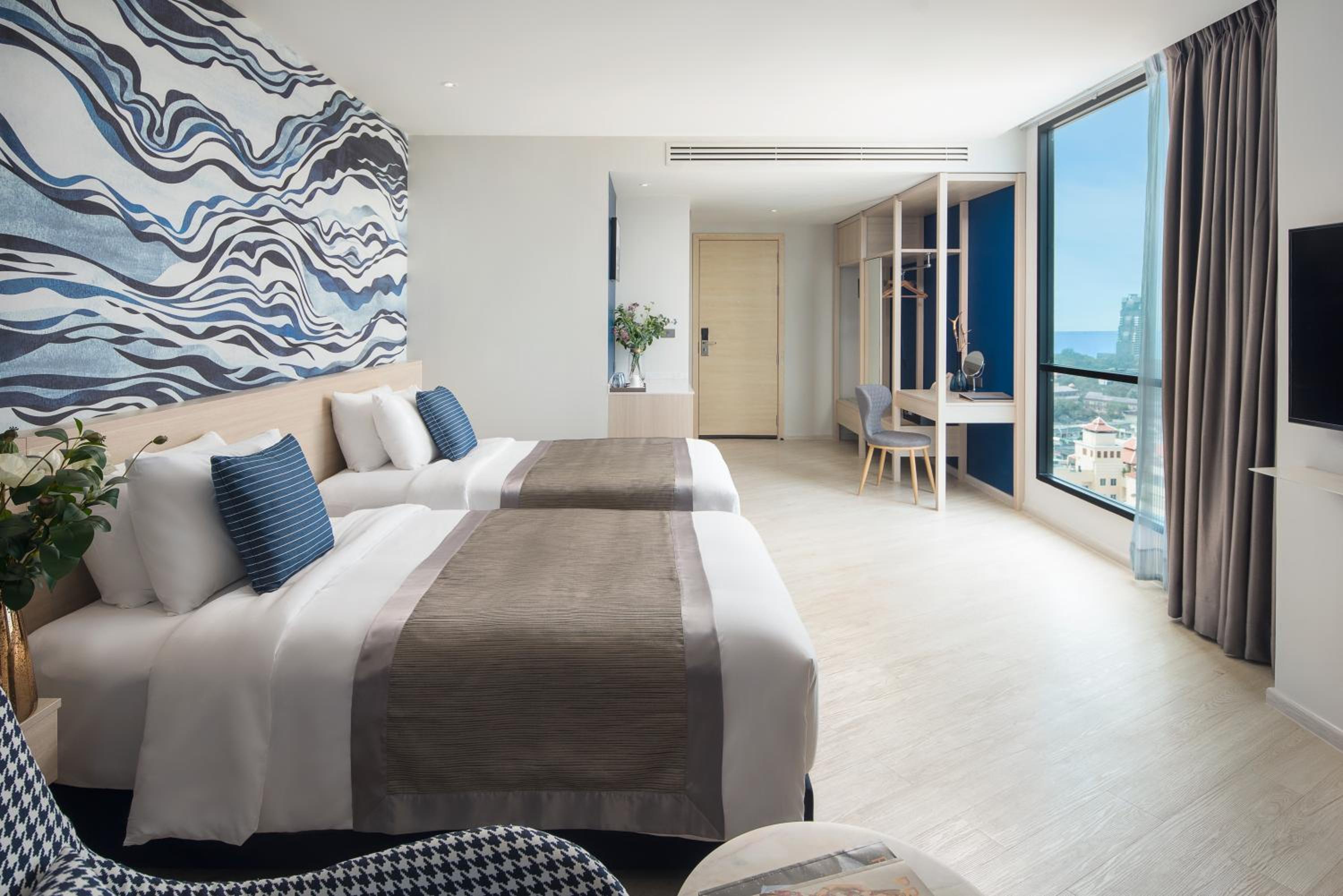 Grand Deluxe Harbor View - Photo 2