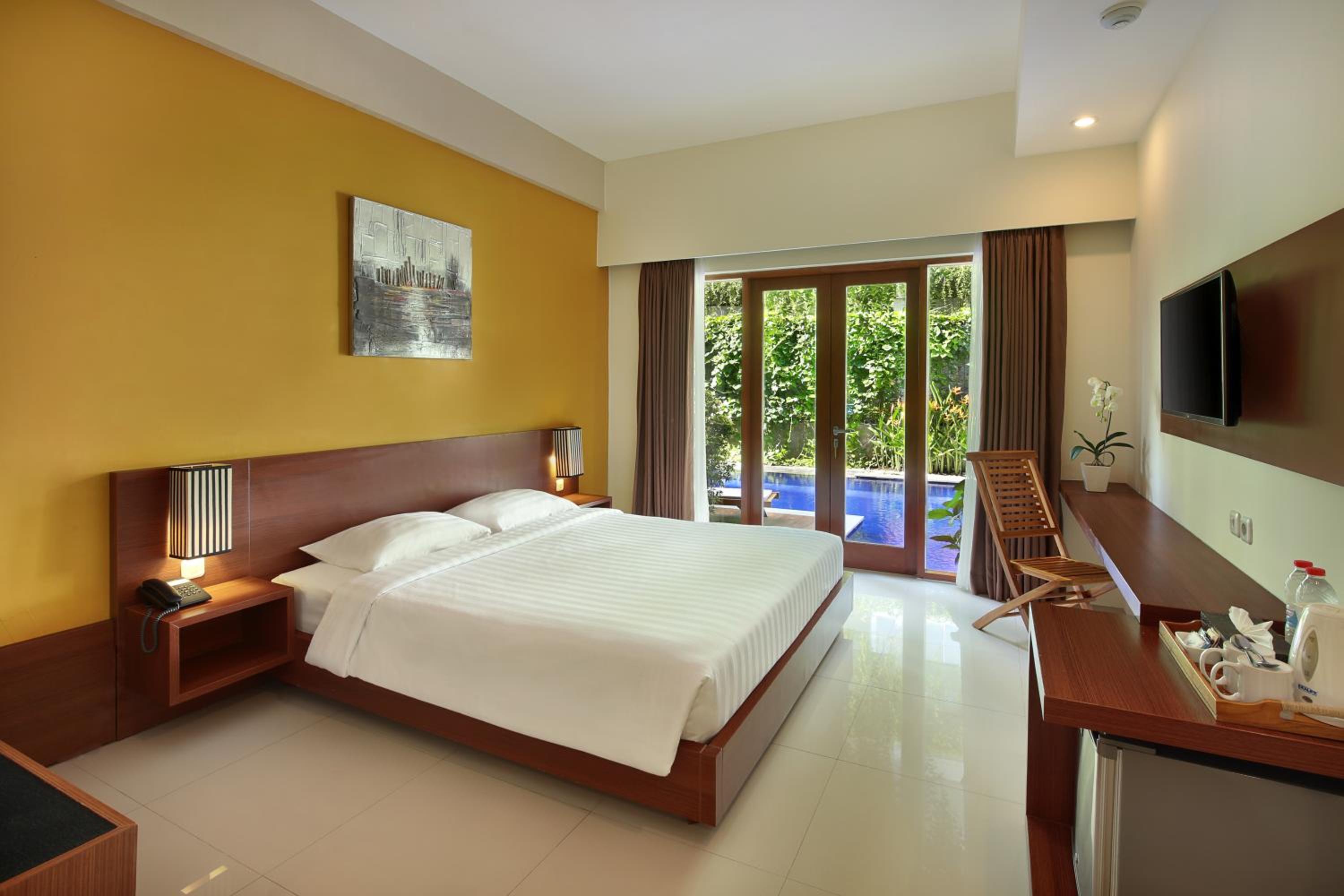 Superior Room with Pool Access photo 2
