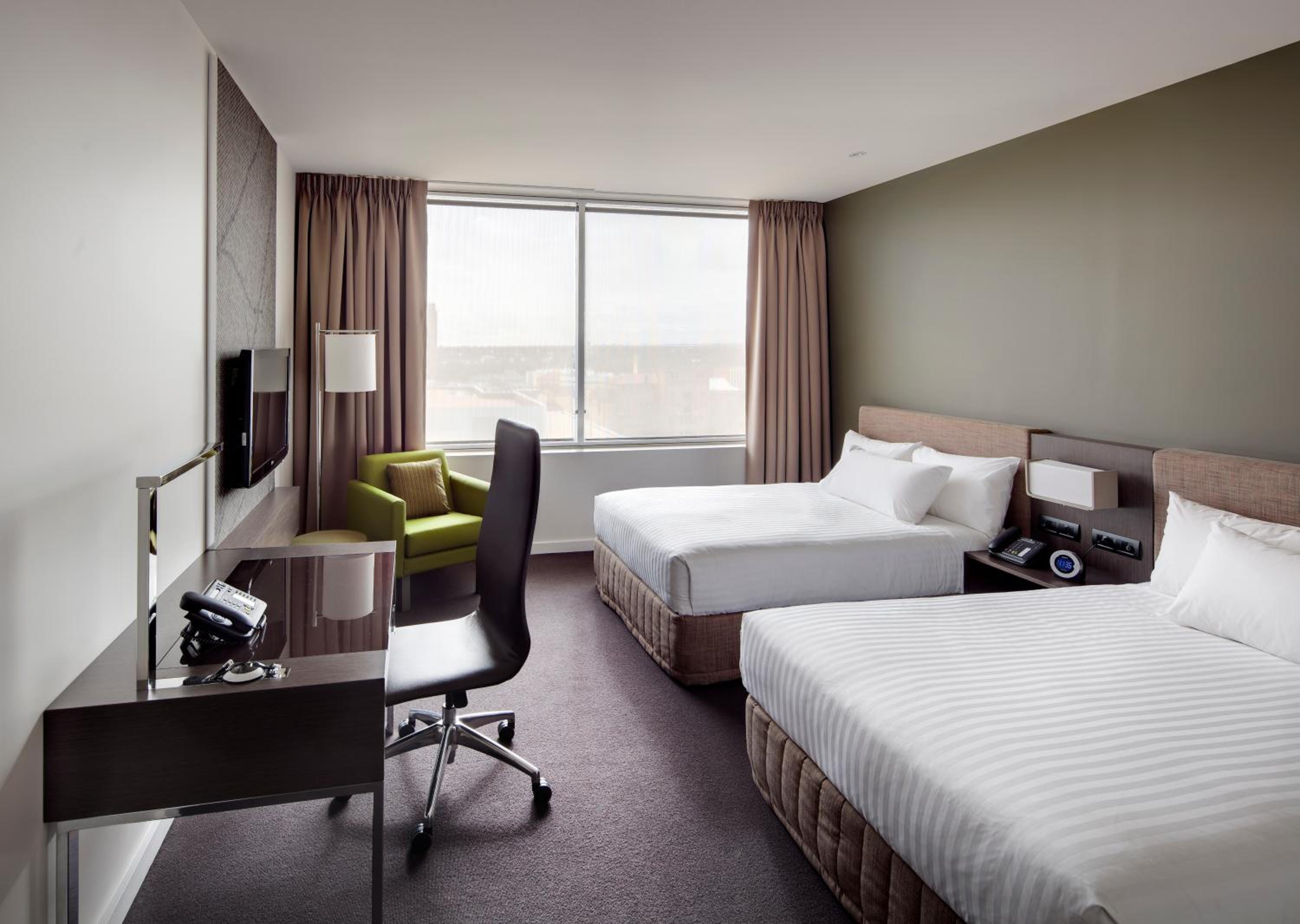 Deluxe Room with Two Double Beds and City View - Photo 4