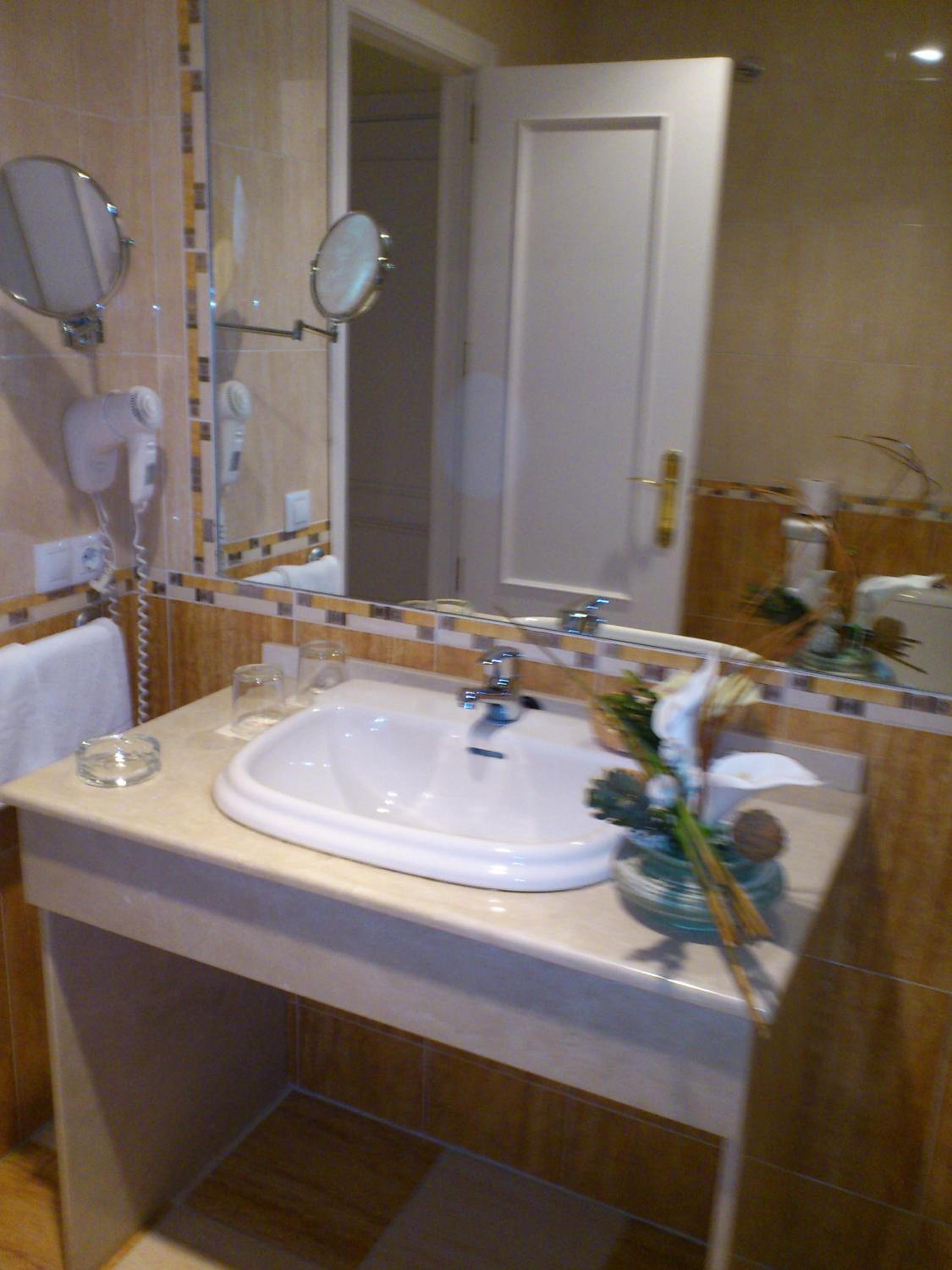 Standard Double or Twin Room - Photo 2