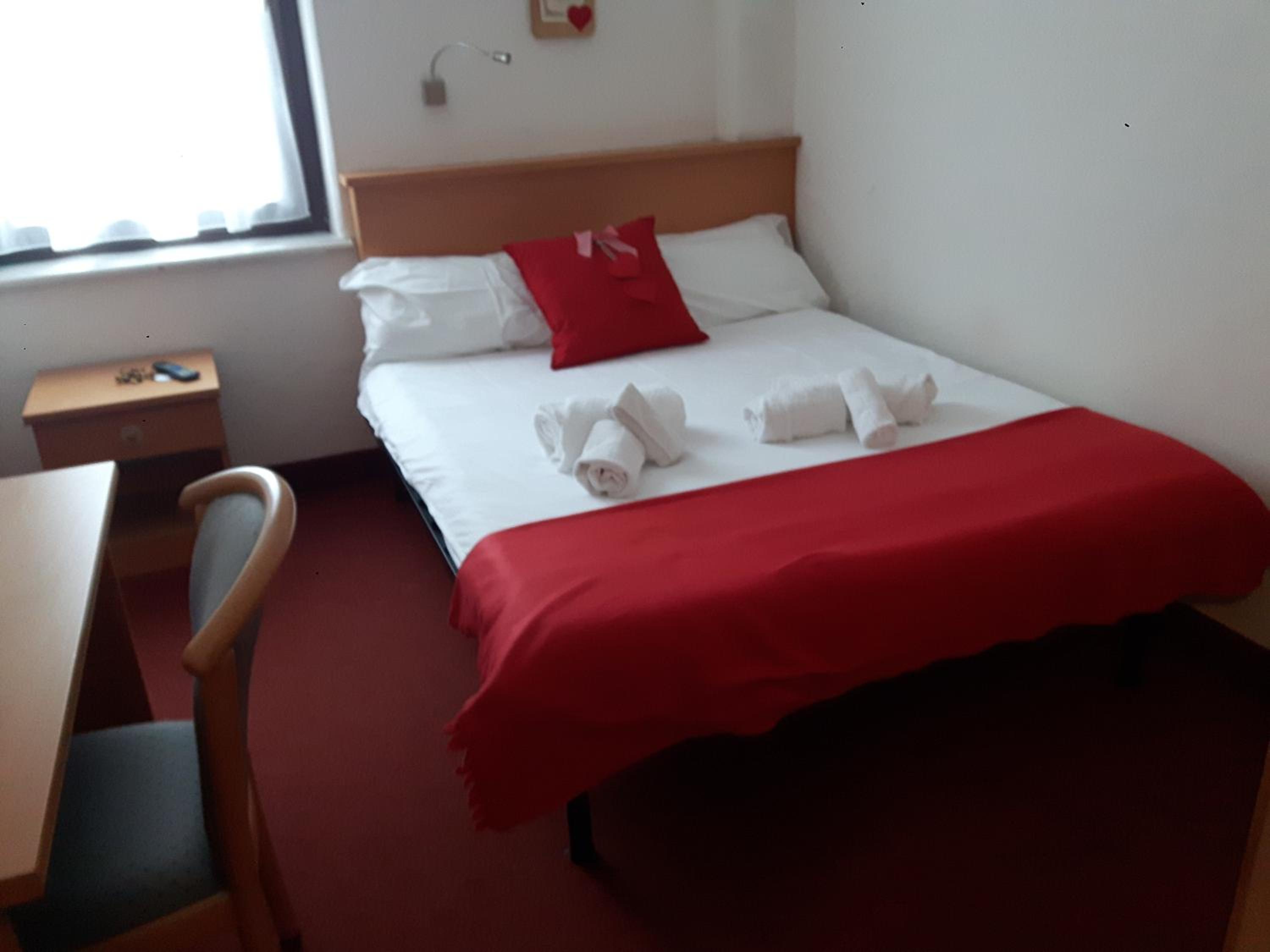 Large Single Room with French bed