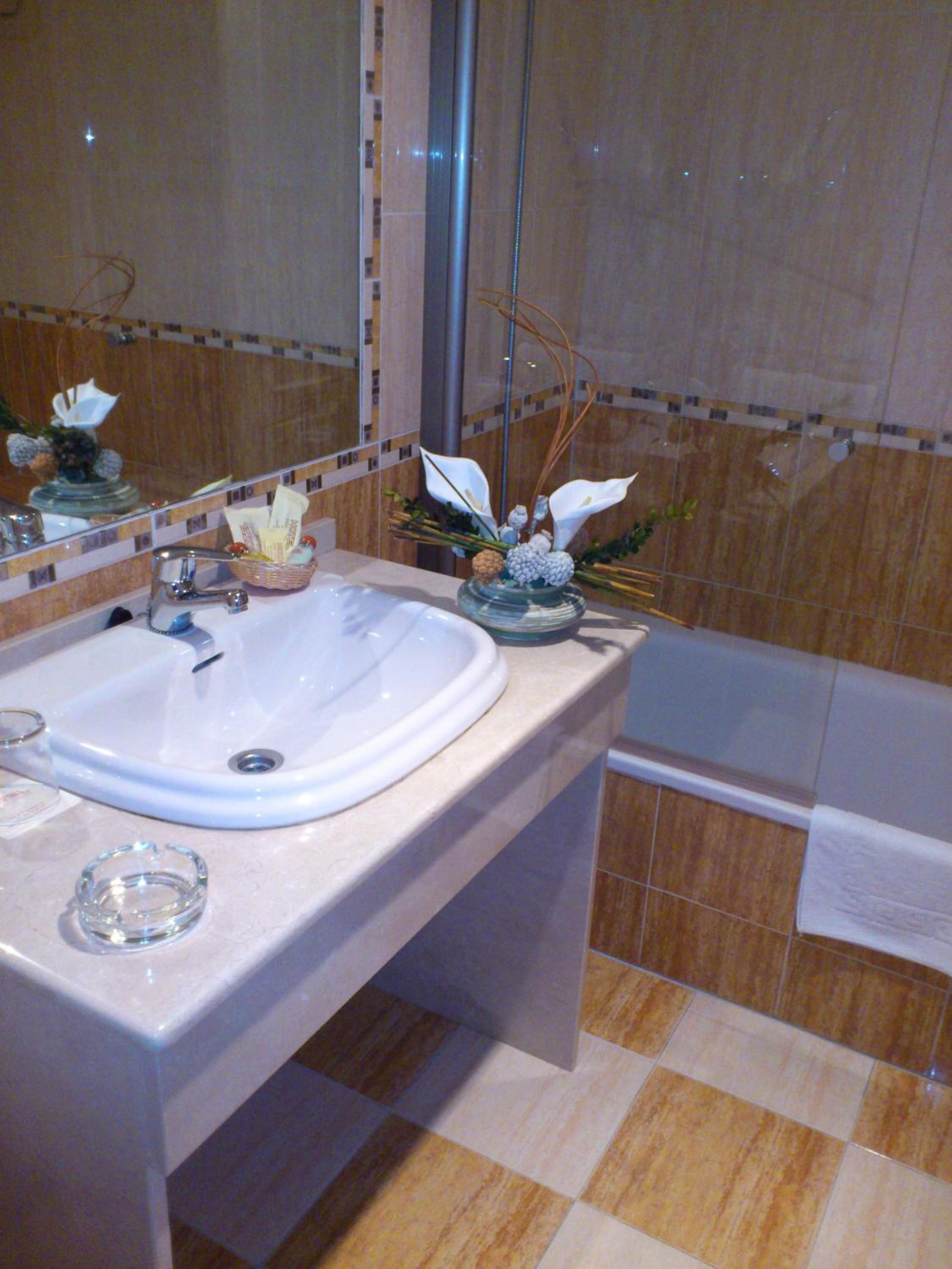 Standard Double or Twin Room - Photo 3