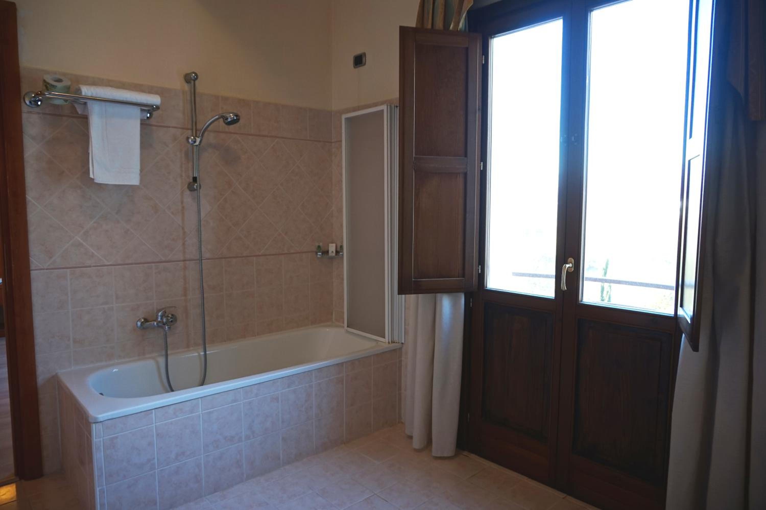 Double or Twin Room - Photo 9