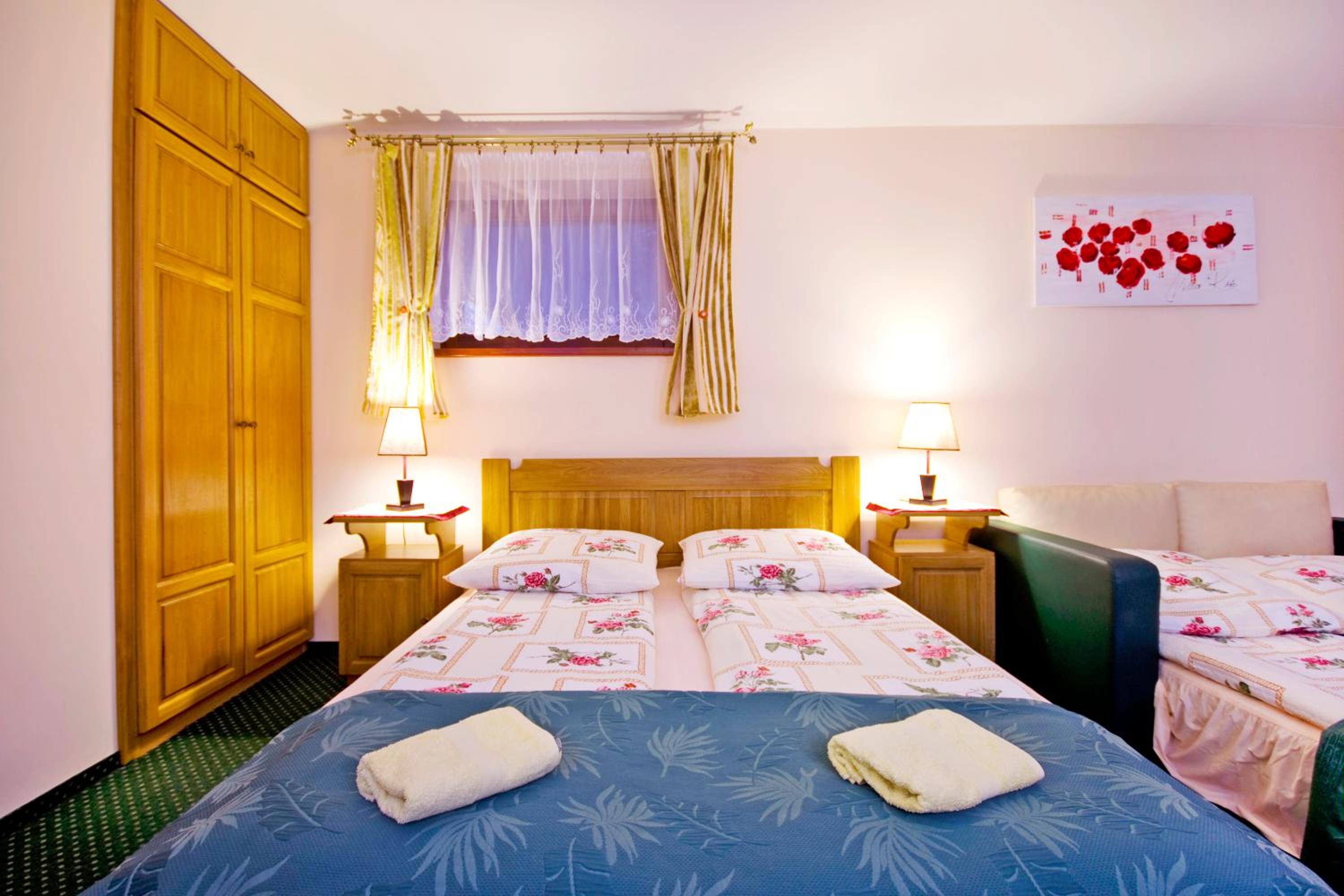 Queen Room with Two Queen Beds photo 2