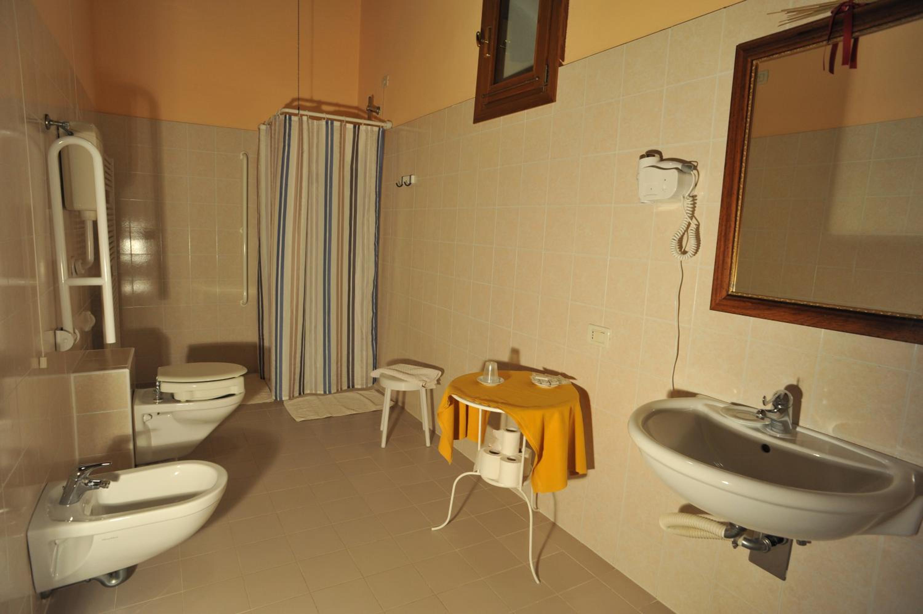 Quadruple Room with Private Bathroom photo 2