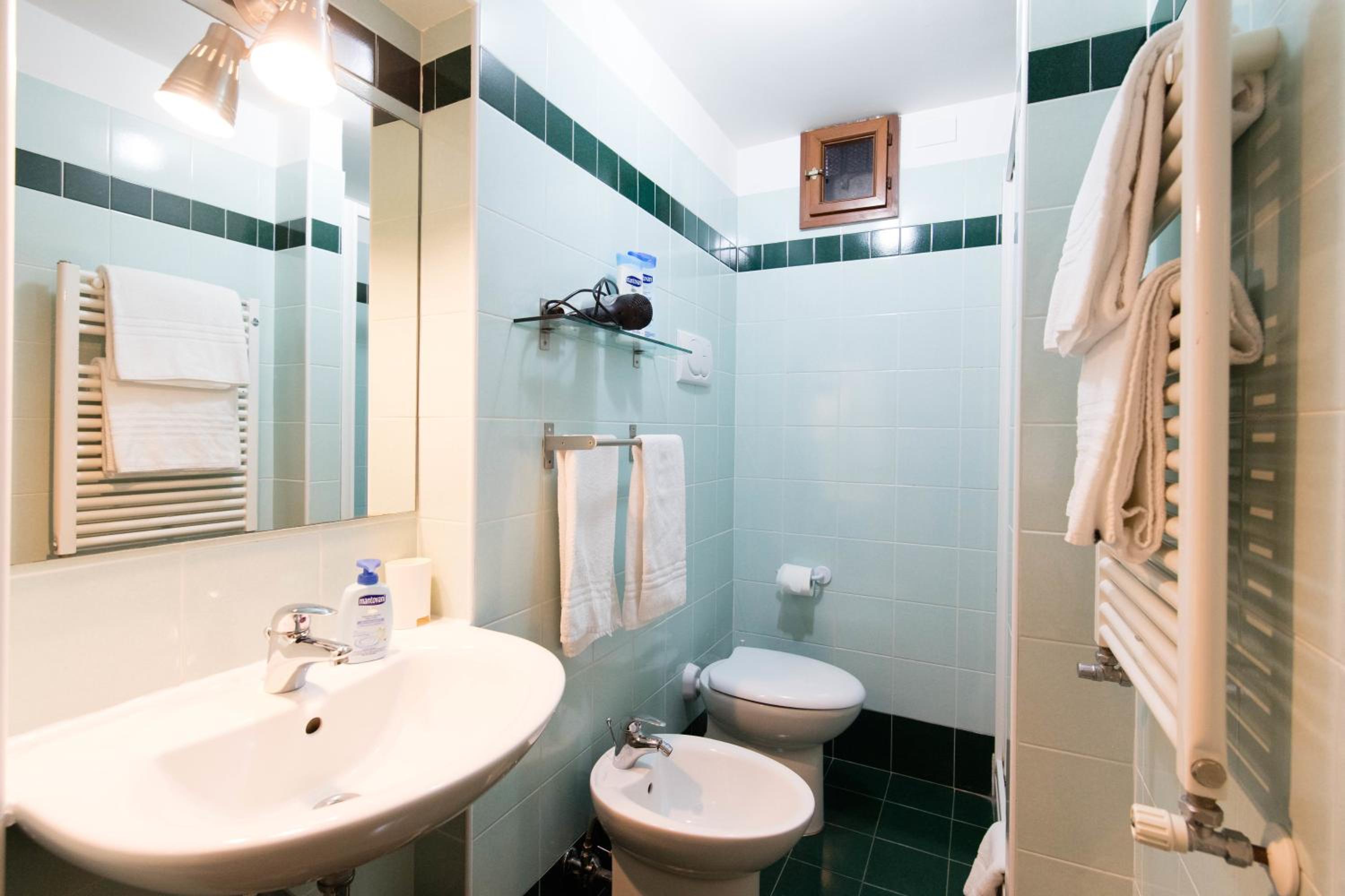 Double Room with Private External Bathroom photo 2