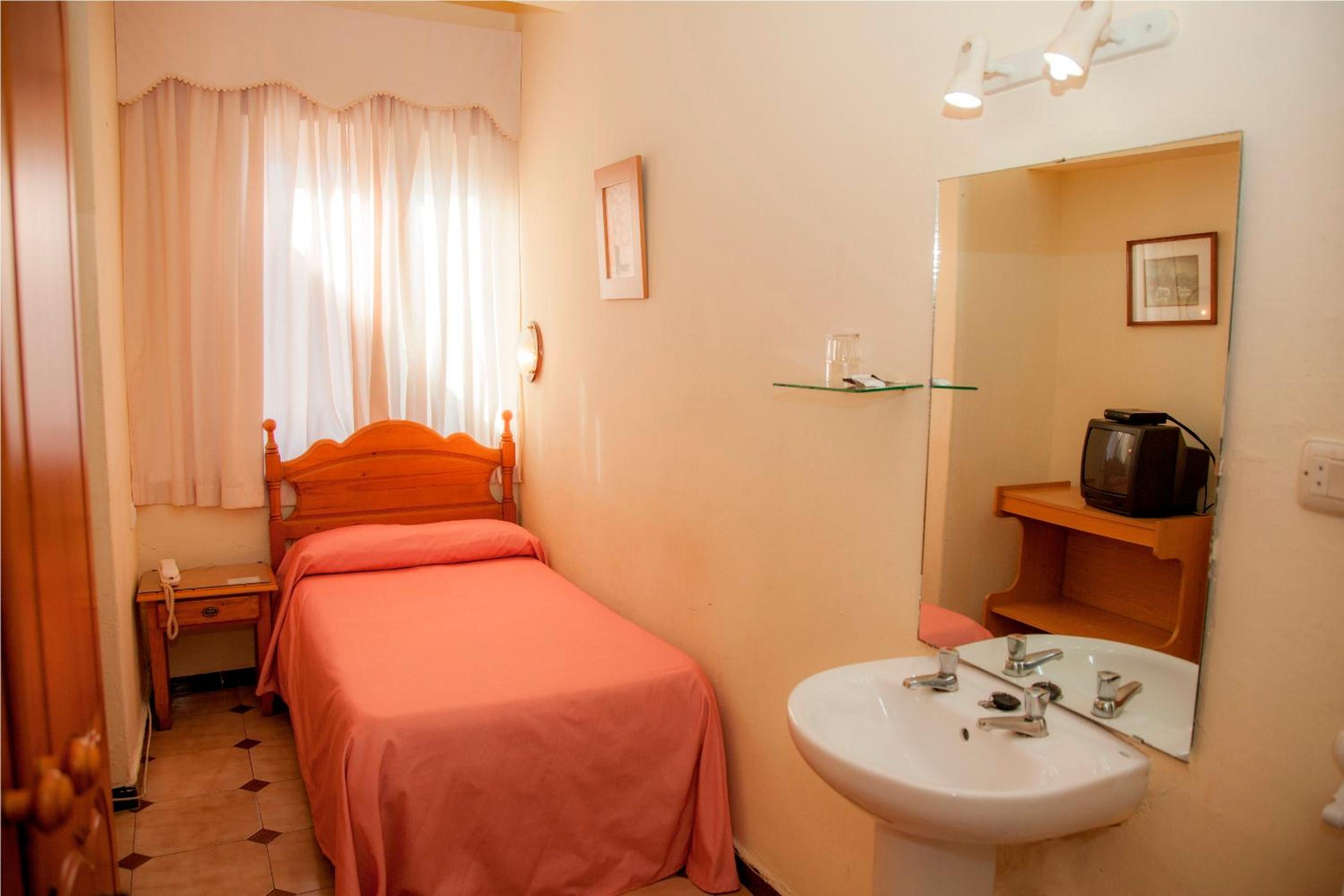 Habitación individual con baño compartido