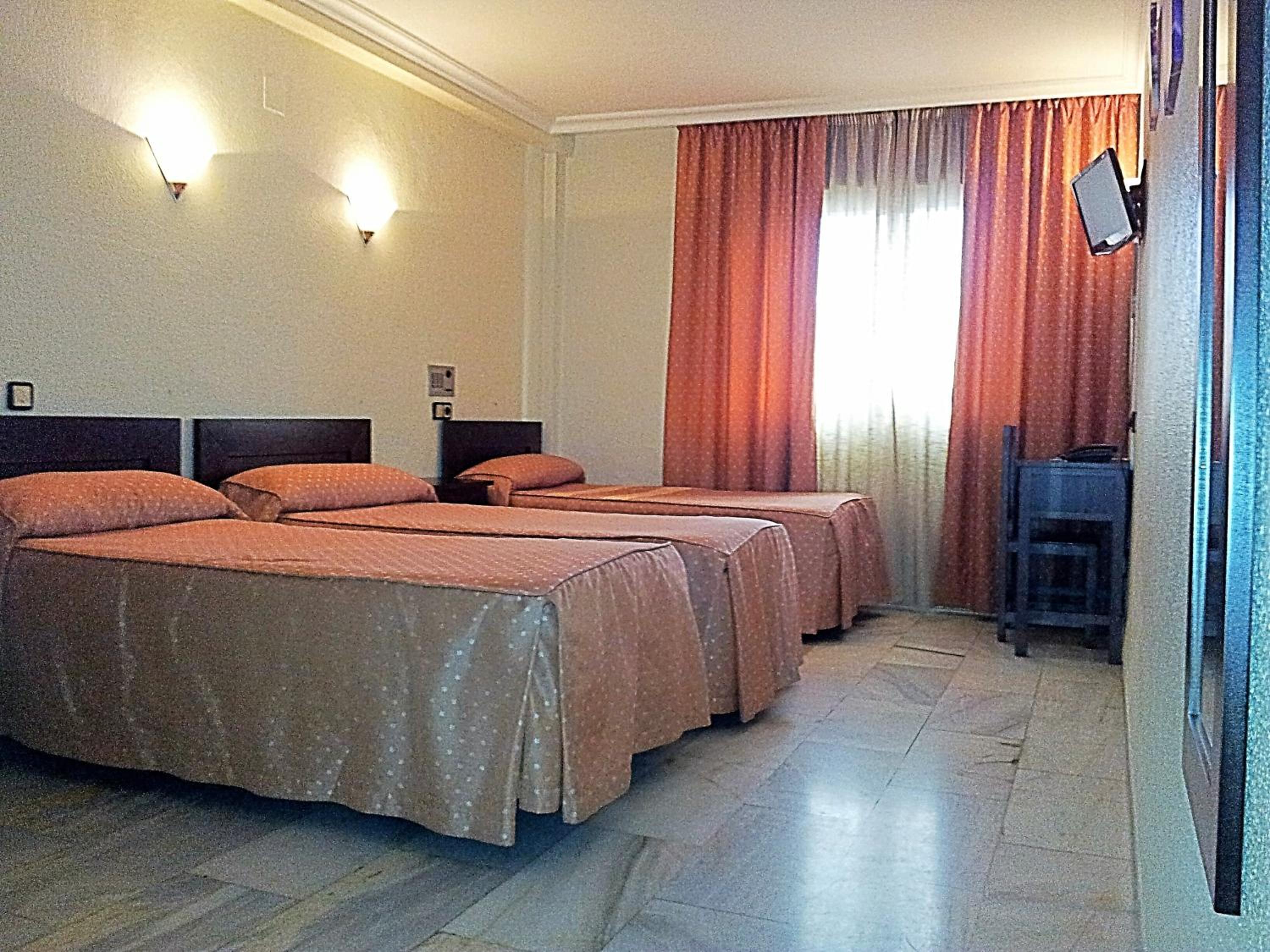 Double Room (2 Adults + 1 Child ) - Photo 1