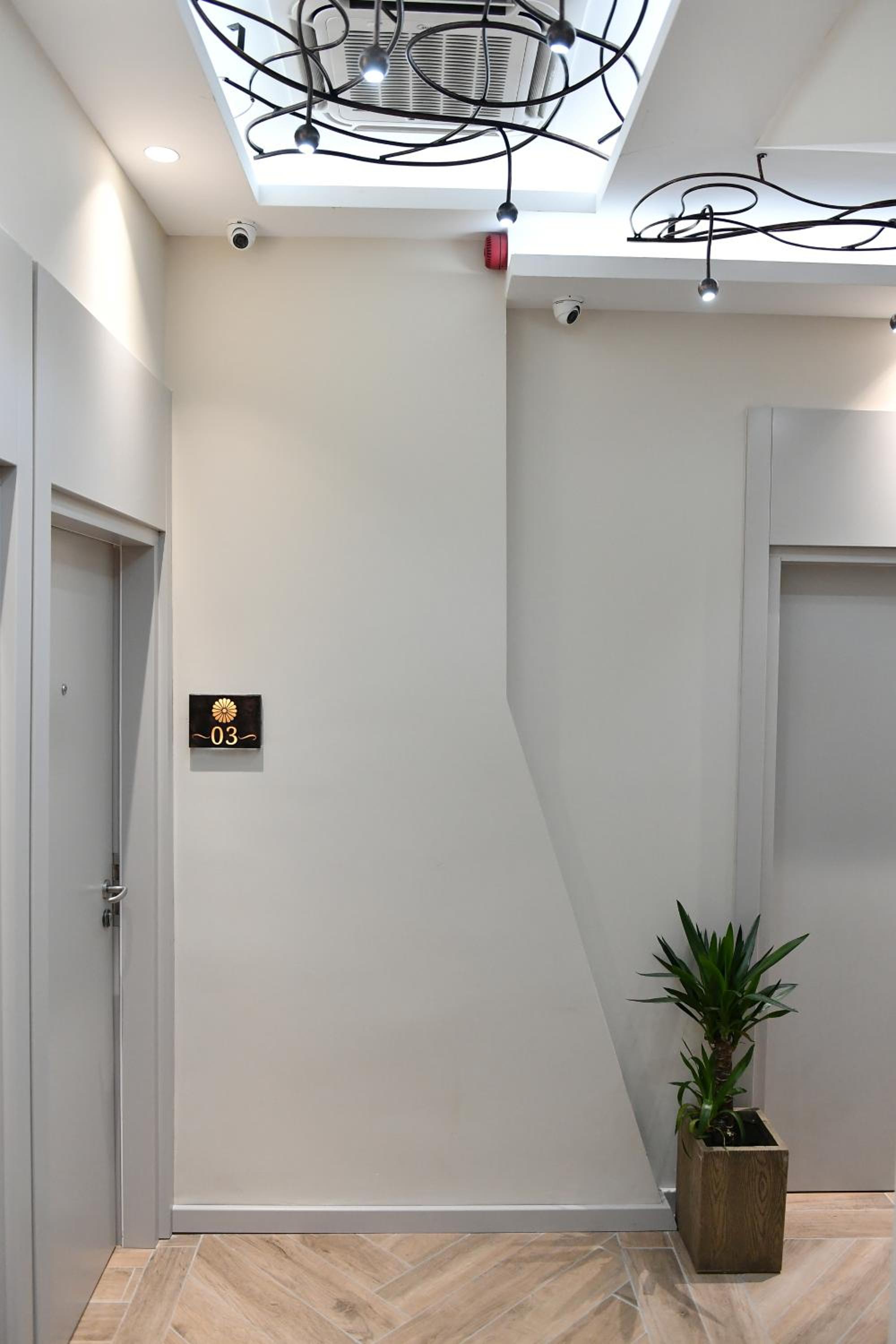 Deluxe Apartment with Free Parking - Photo 2