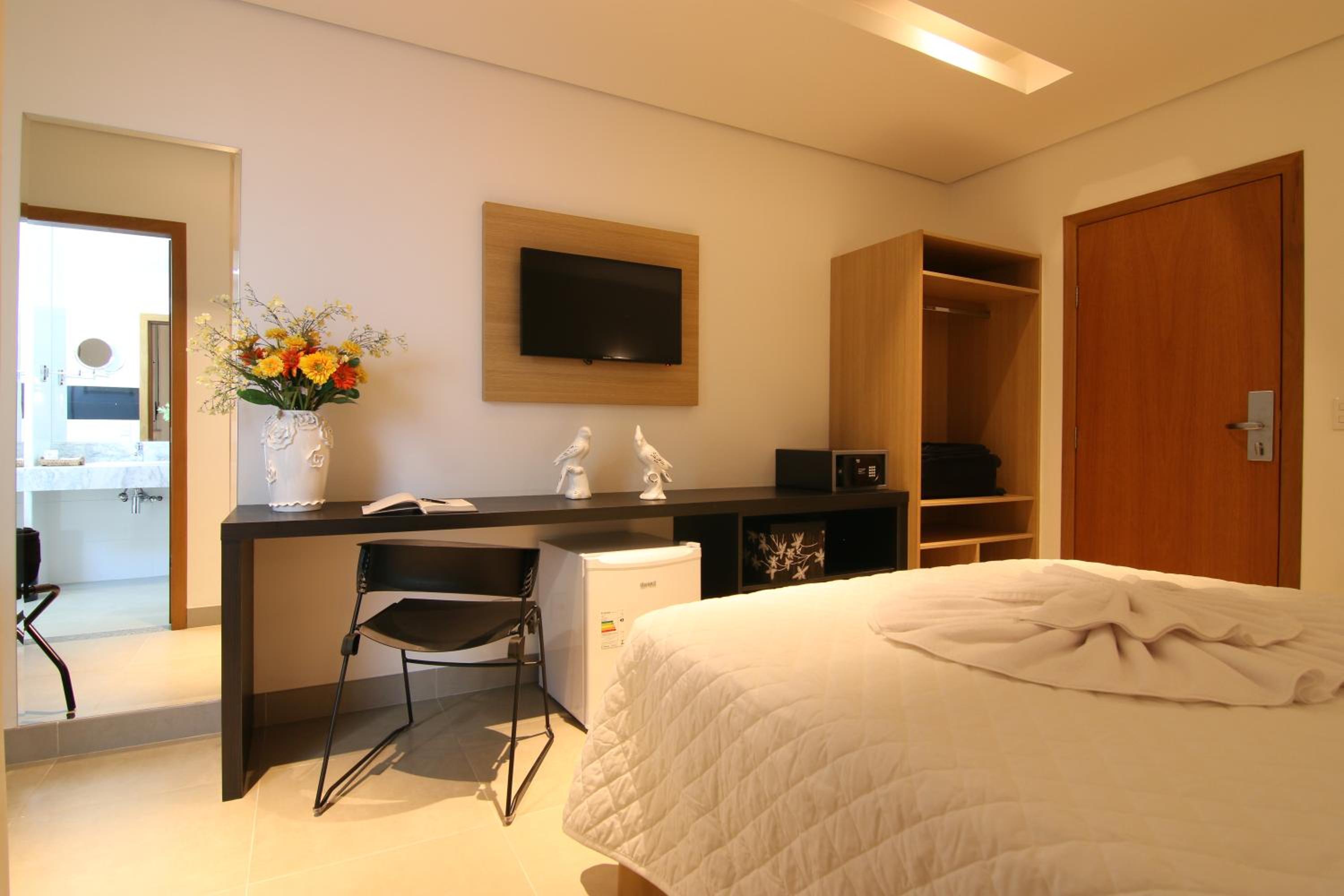 Executive Suite - Photo 16