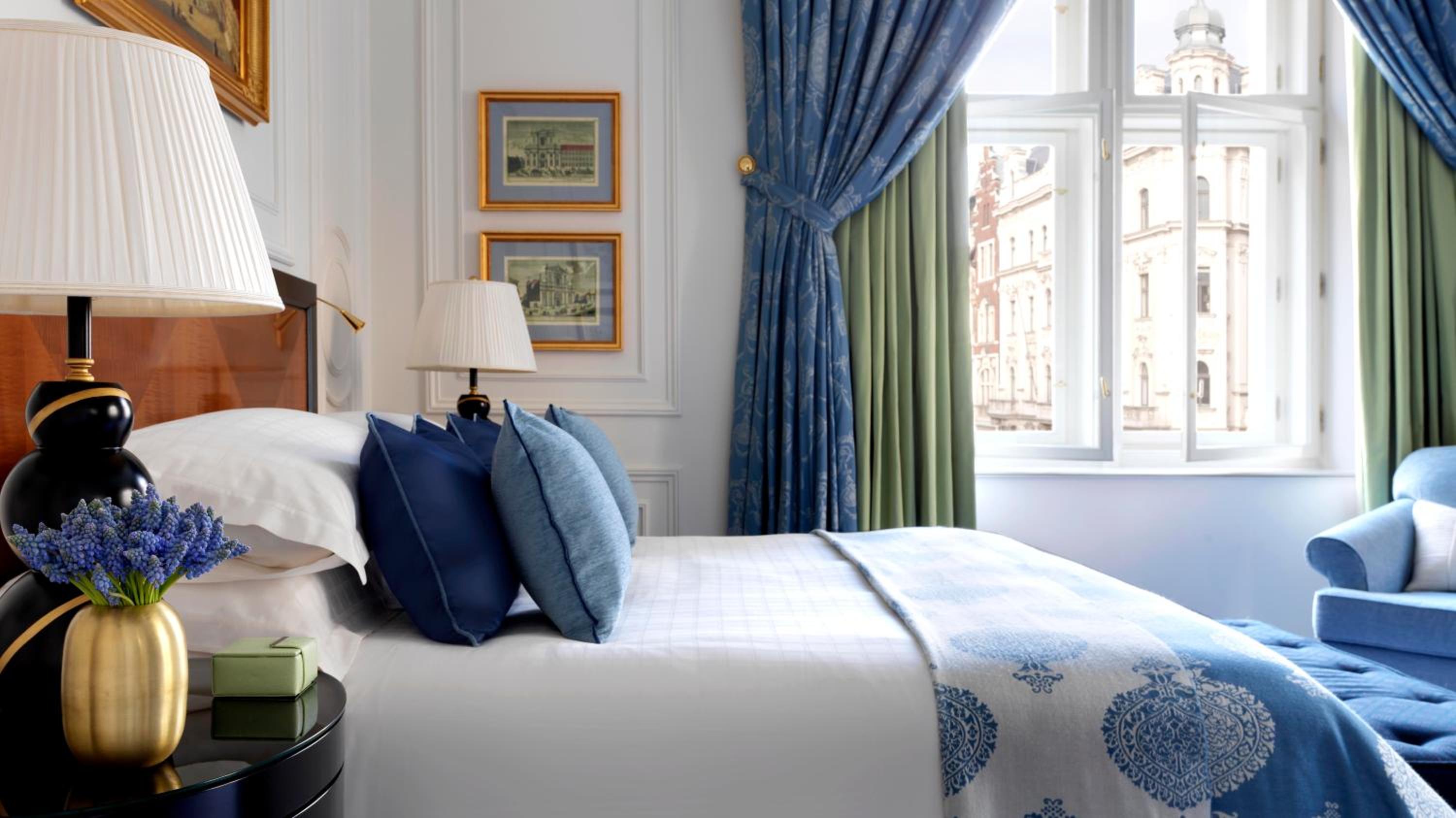Grand Renaissance Room thumbnail 5