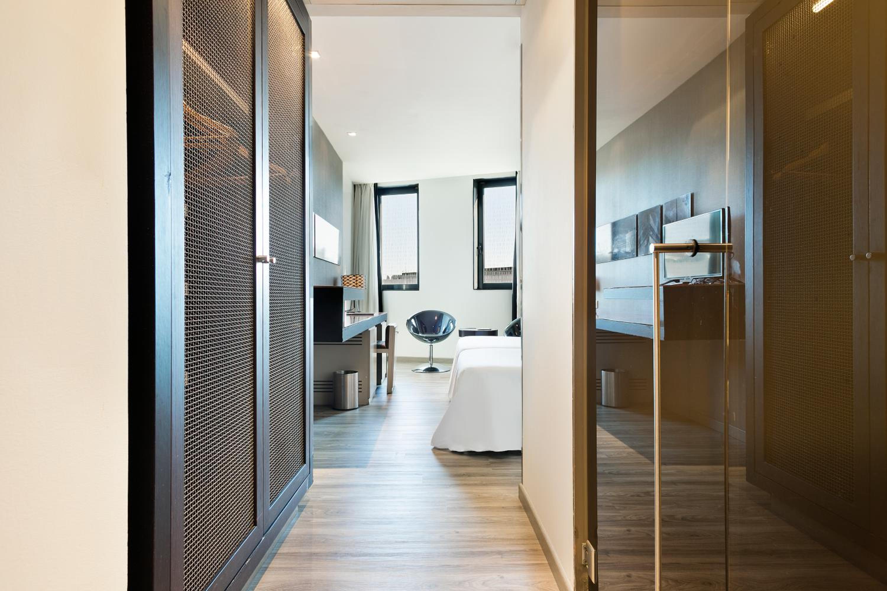 Standard Room thumbnail 5