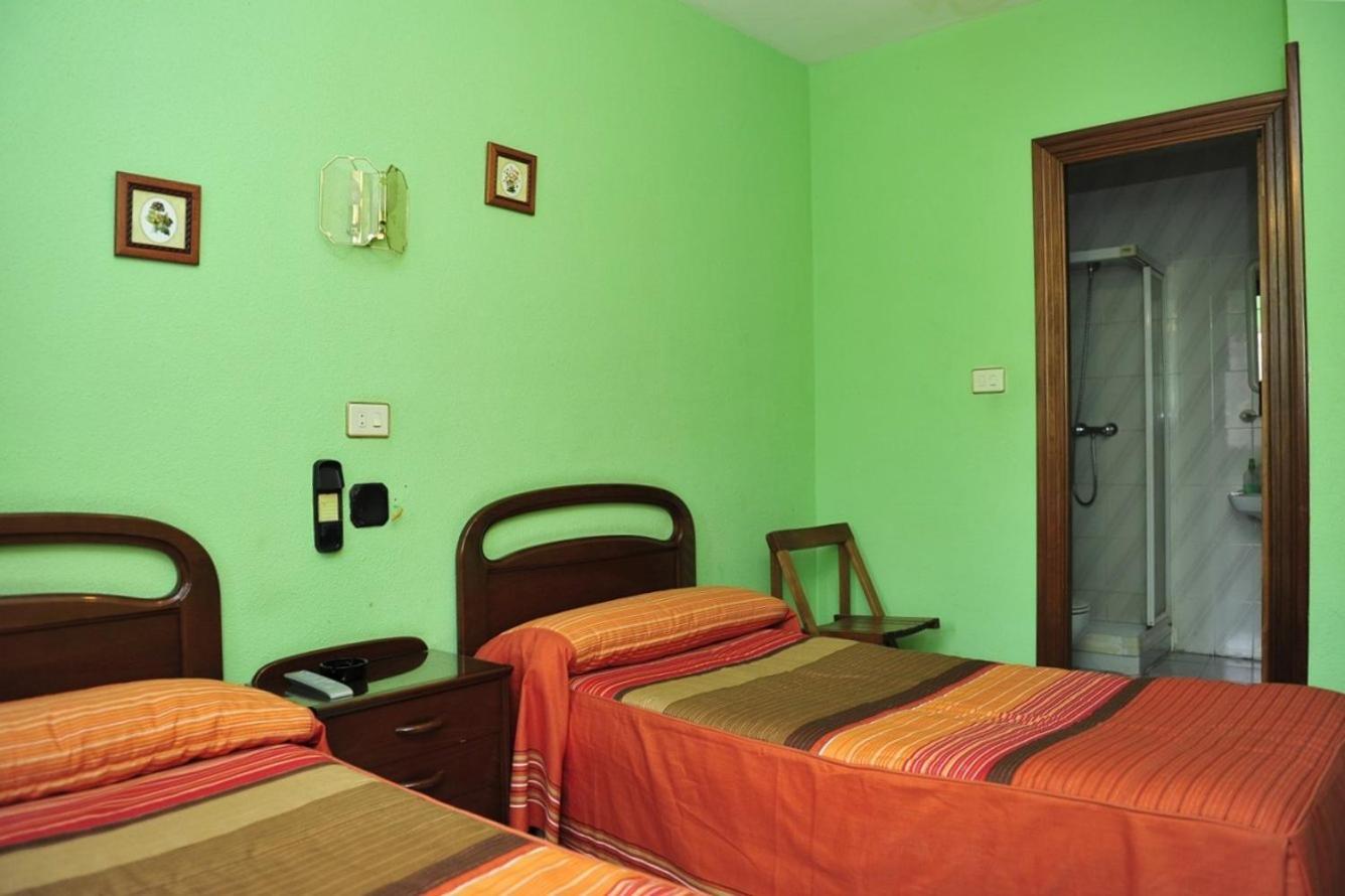 Double or Twin Room with Private Bathroom - Photo 3