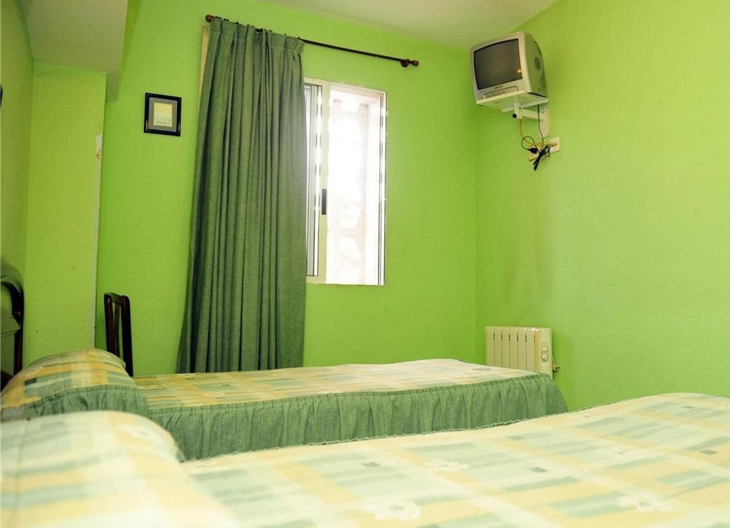 Double or Twin Room with Private Bathroom - Photo 2