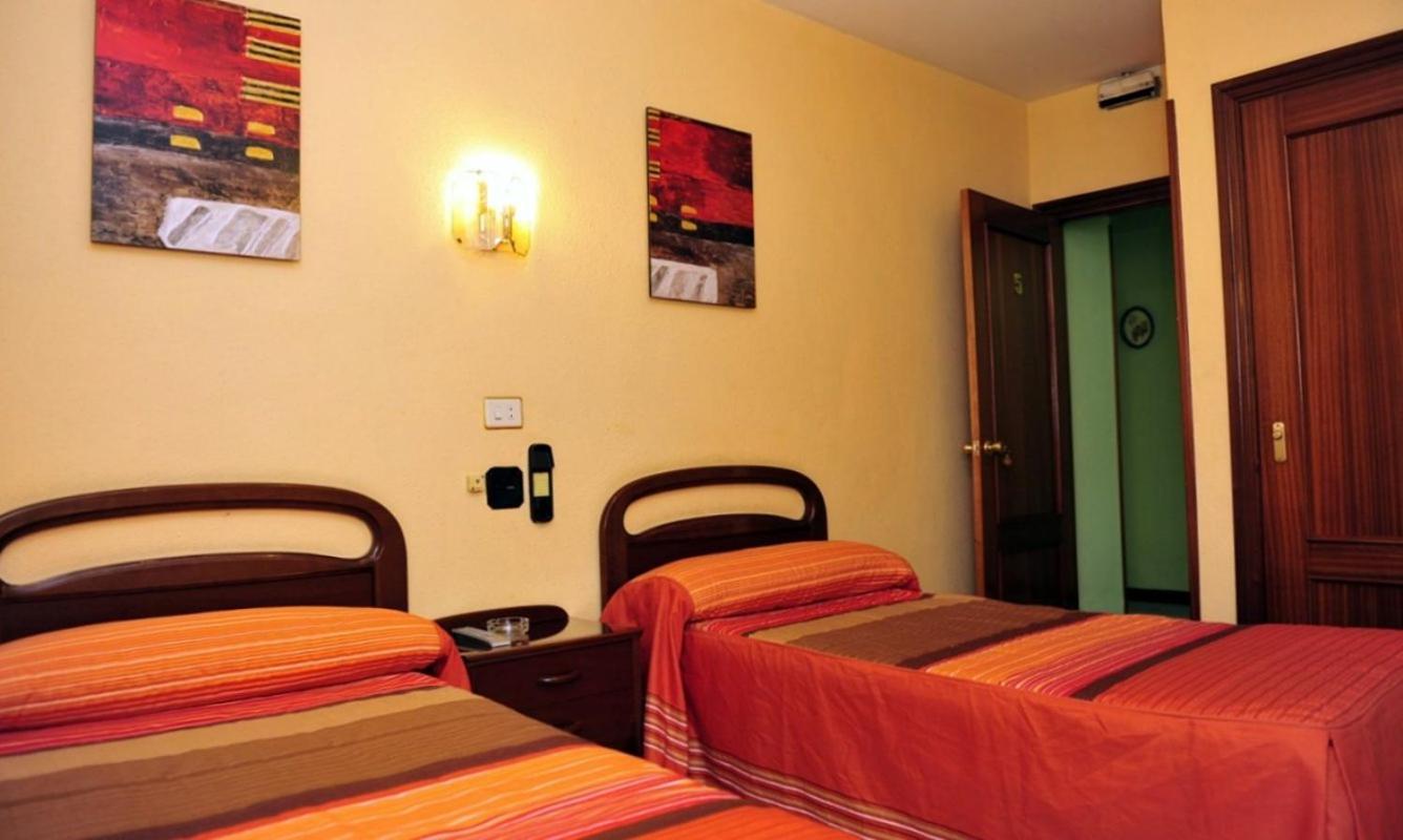 Double or Twin Room with Private Bathroom - Photo 6