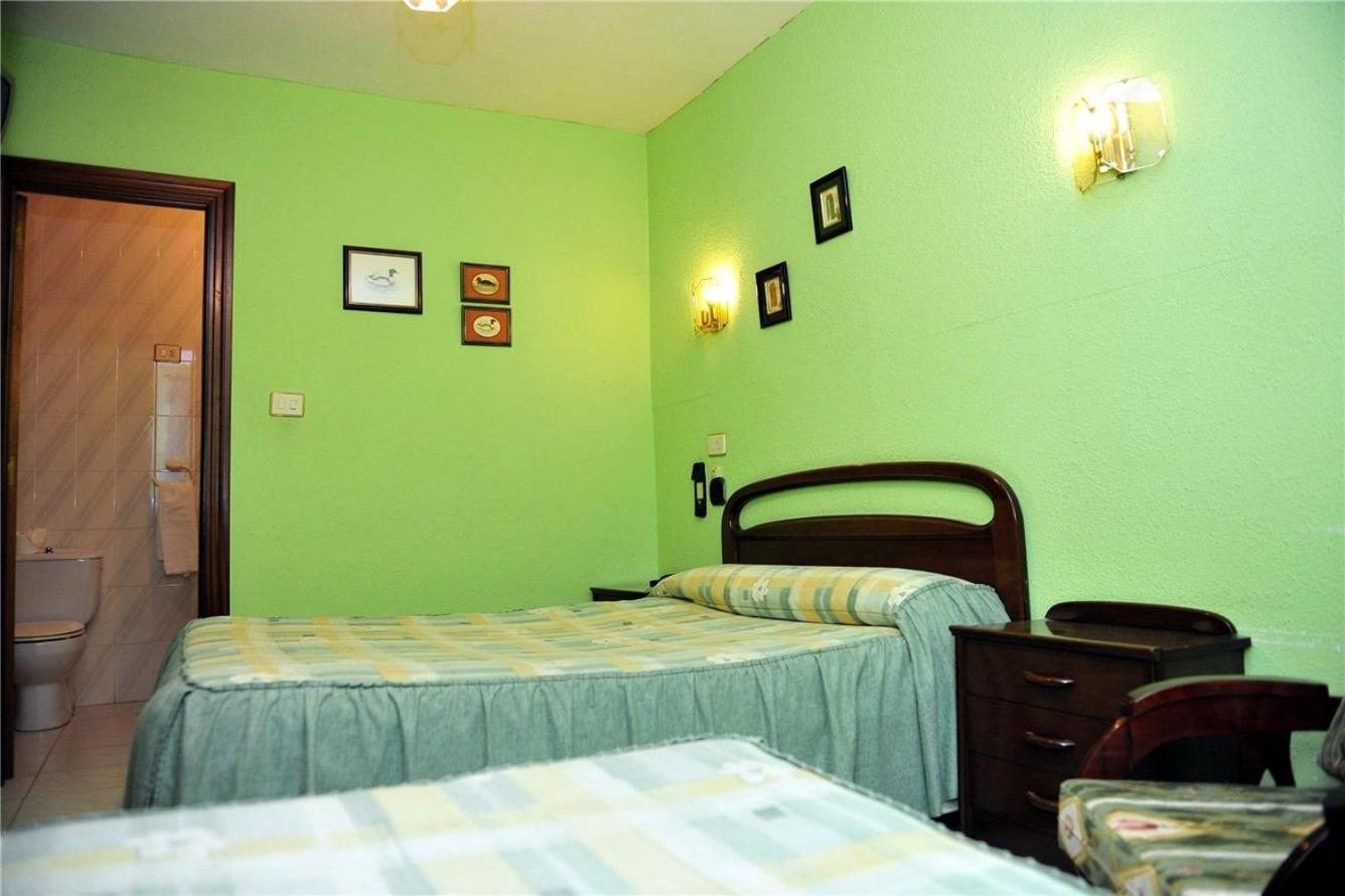 Double or Twin Room with Private Bathroom - Photo 4
