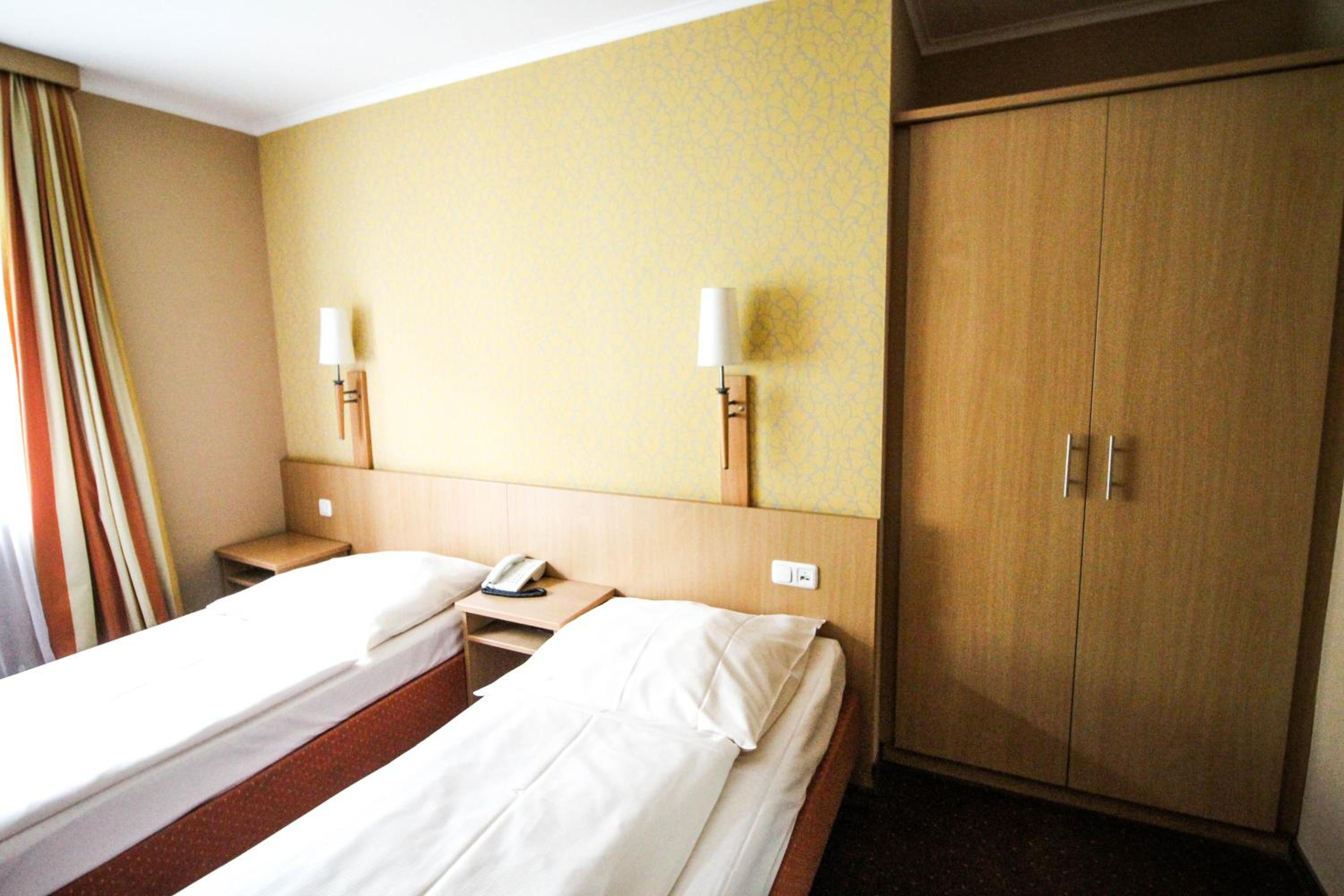 Twin Room - Photo 3