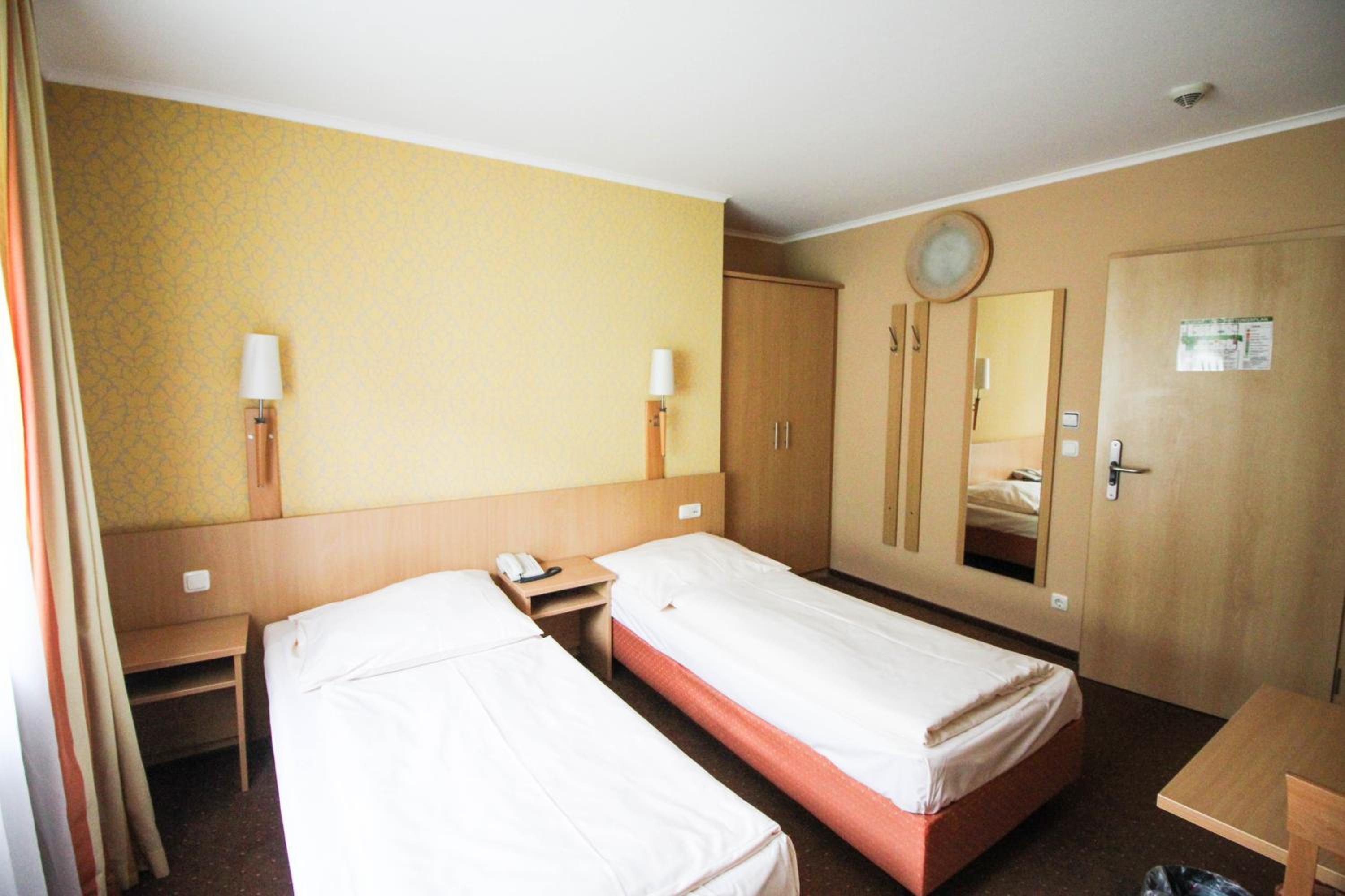 Twin Room - Photo 9
