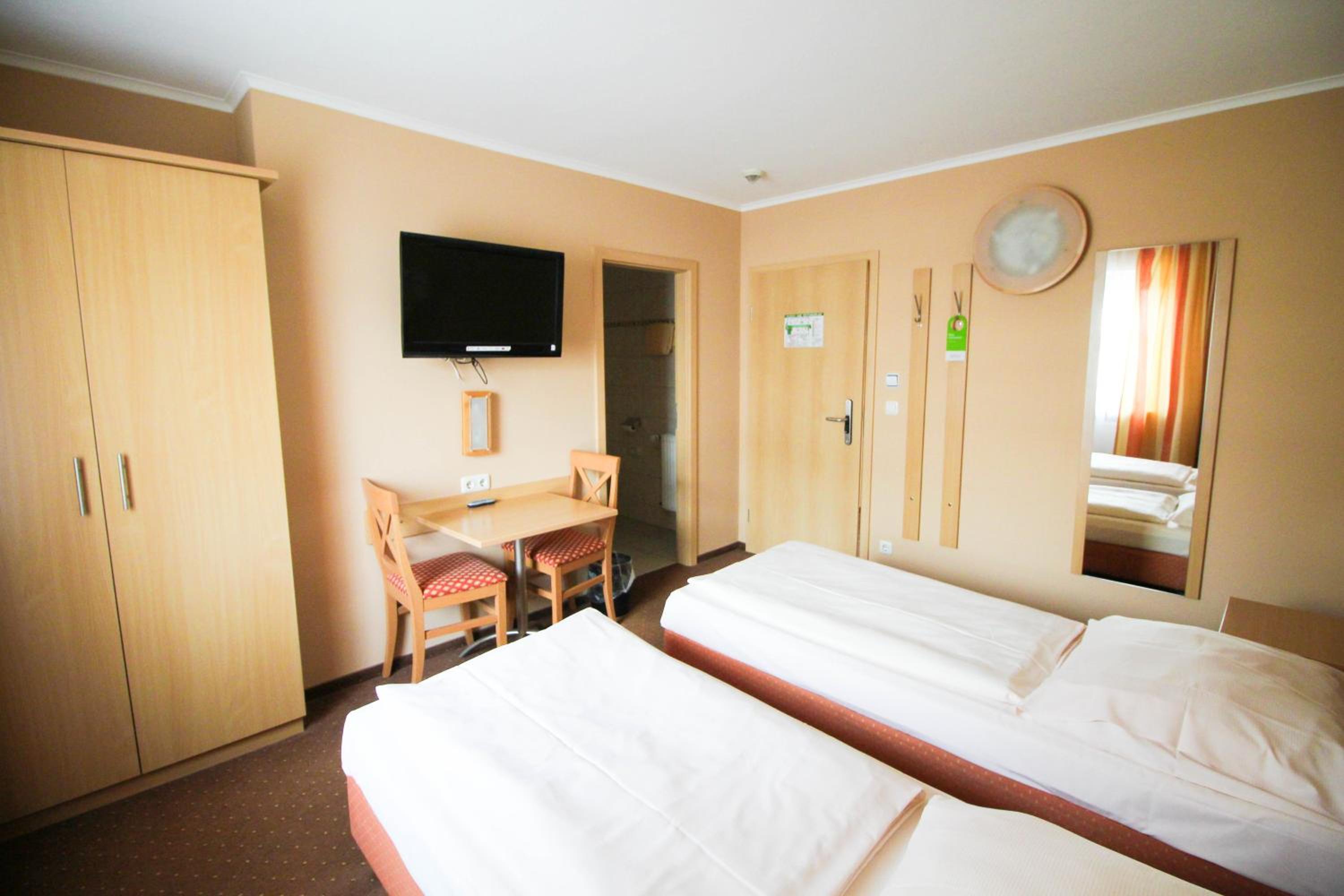 Twin Room - Photo 2