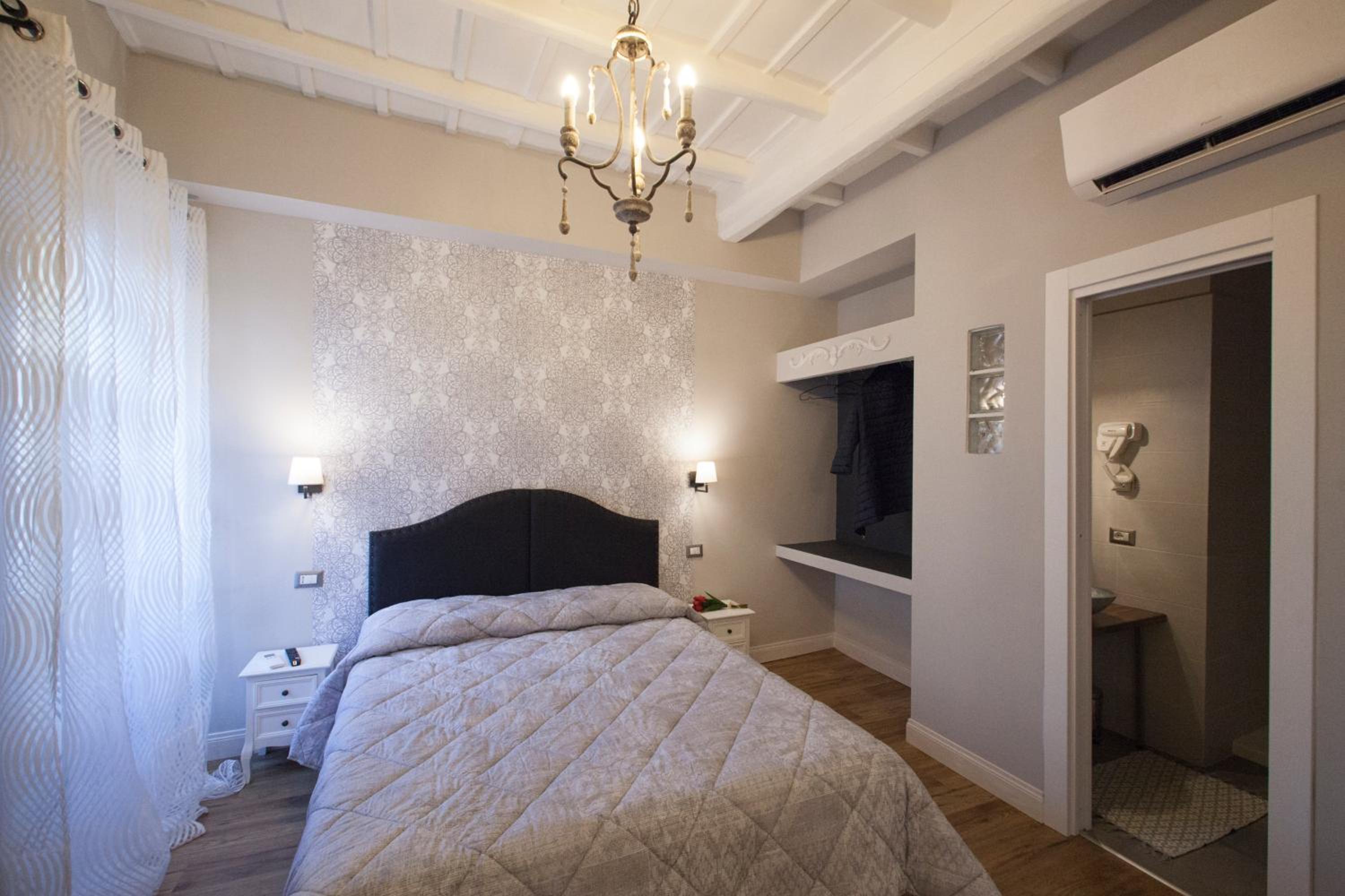 Deluxe King Suite photo 3