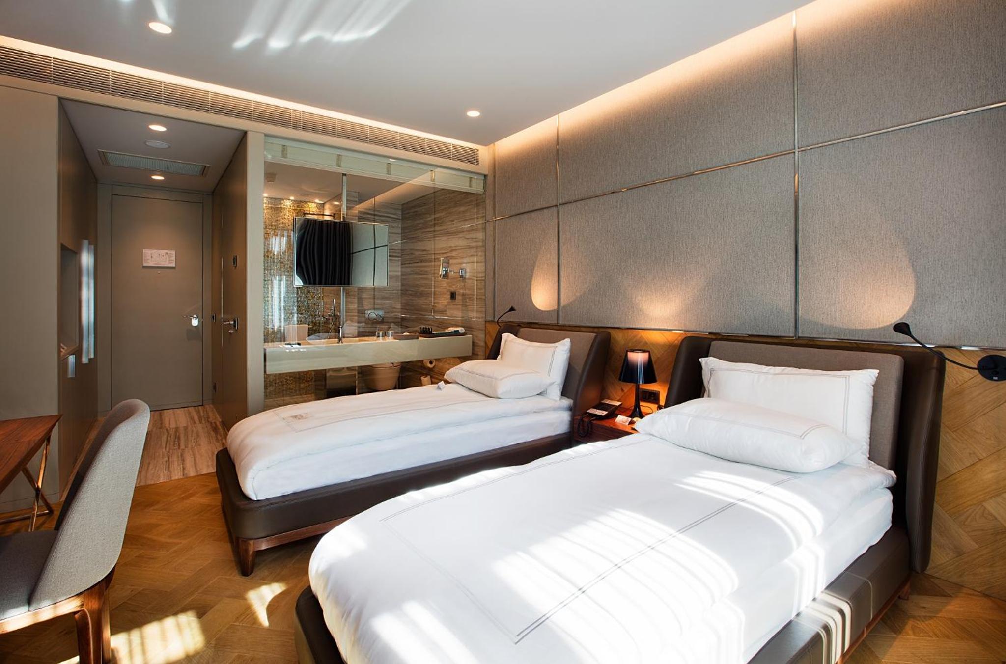 Executive Room thumbnail 5