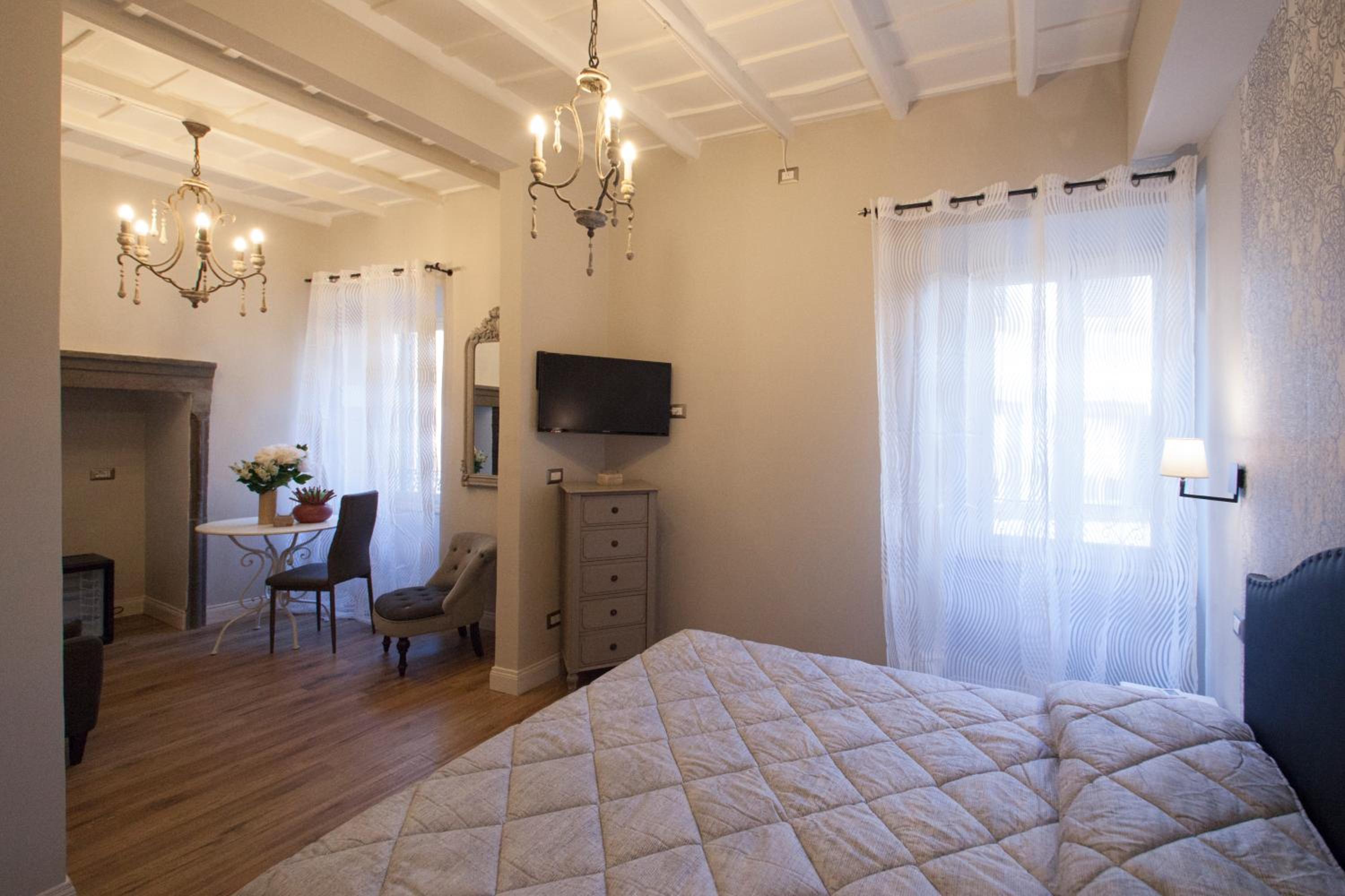 Deluxe King Suite photo 1