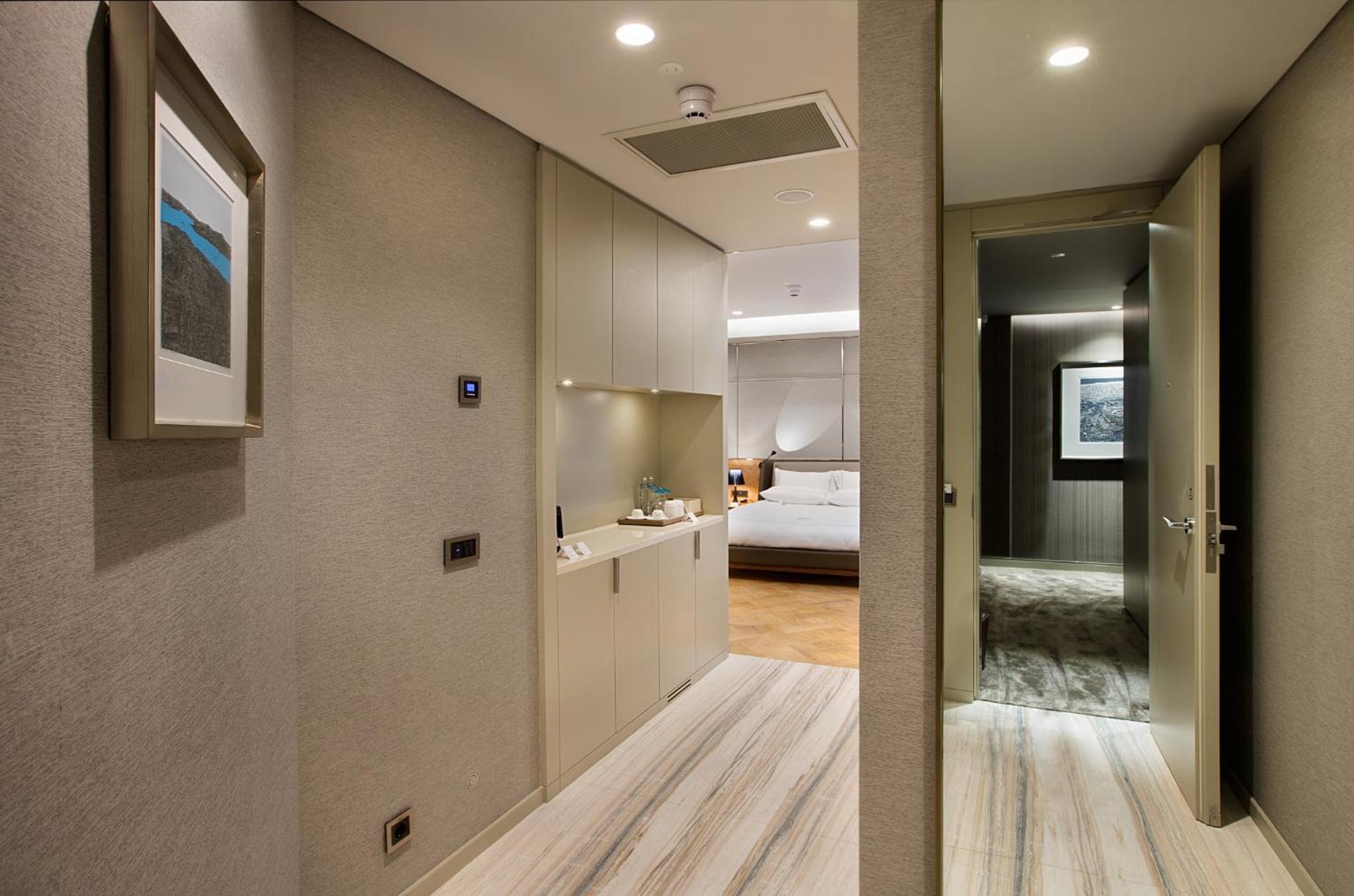 Corner Suite
