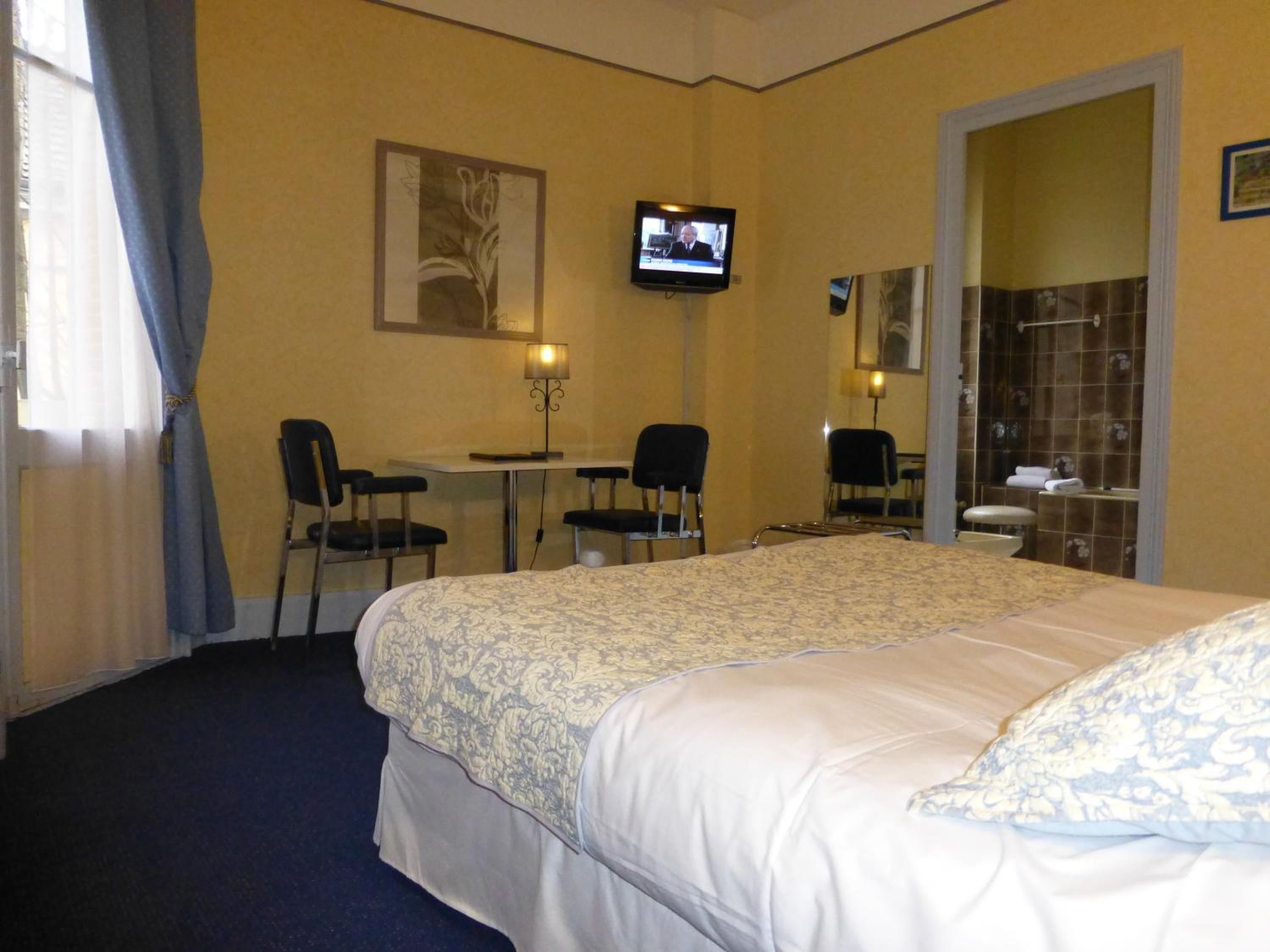 Double Room with Bath - Photo 7