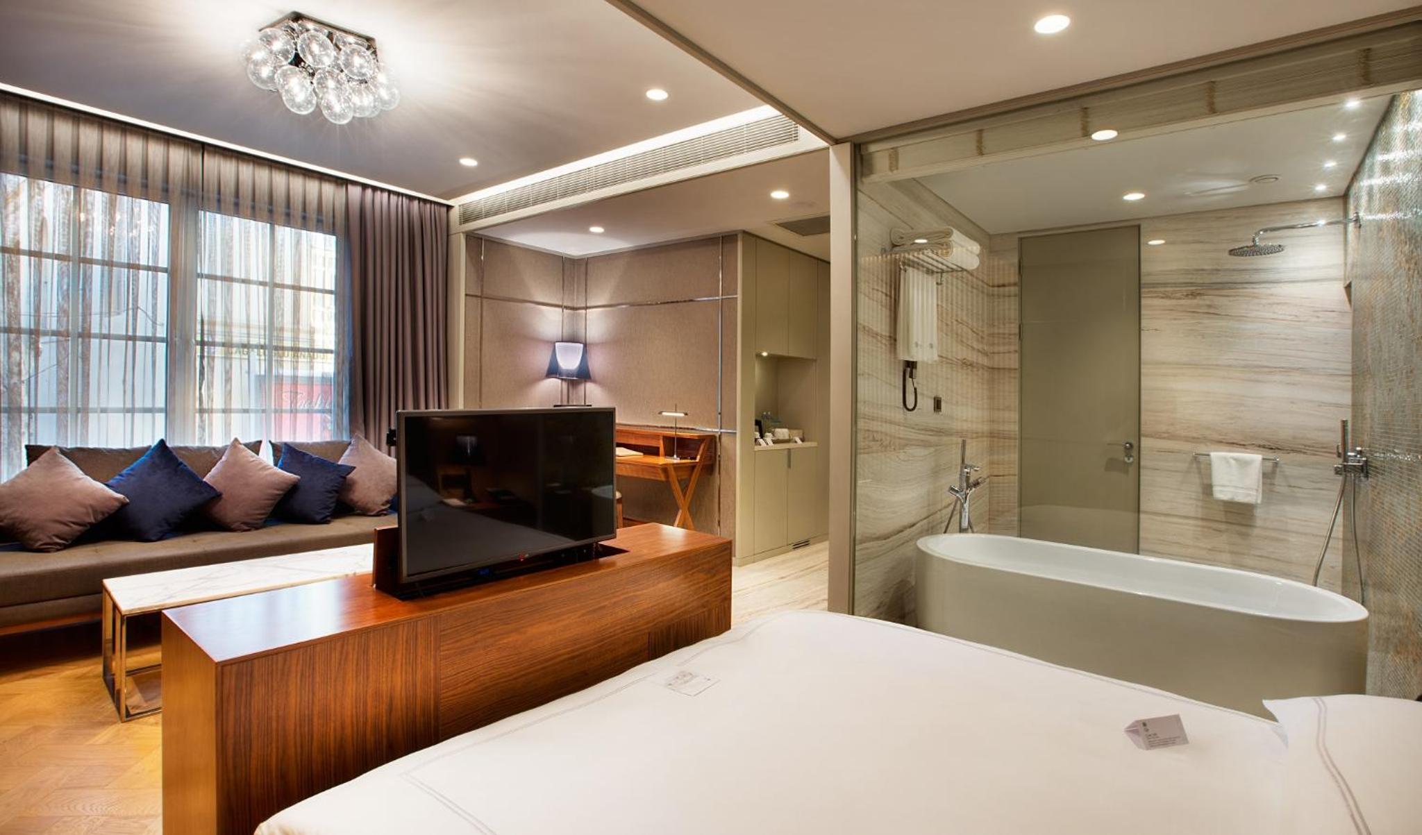Romantic Suite with Bathtub
