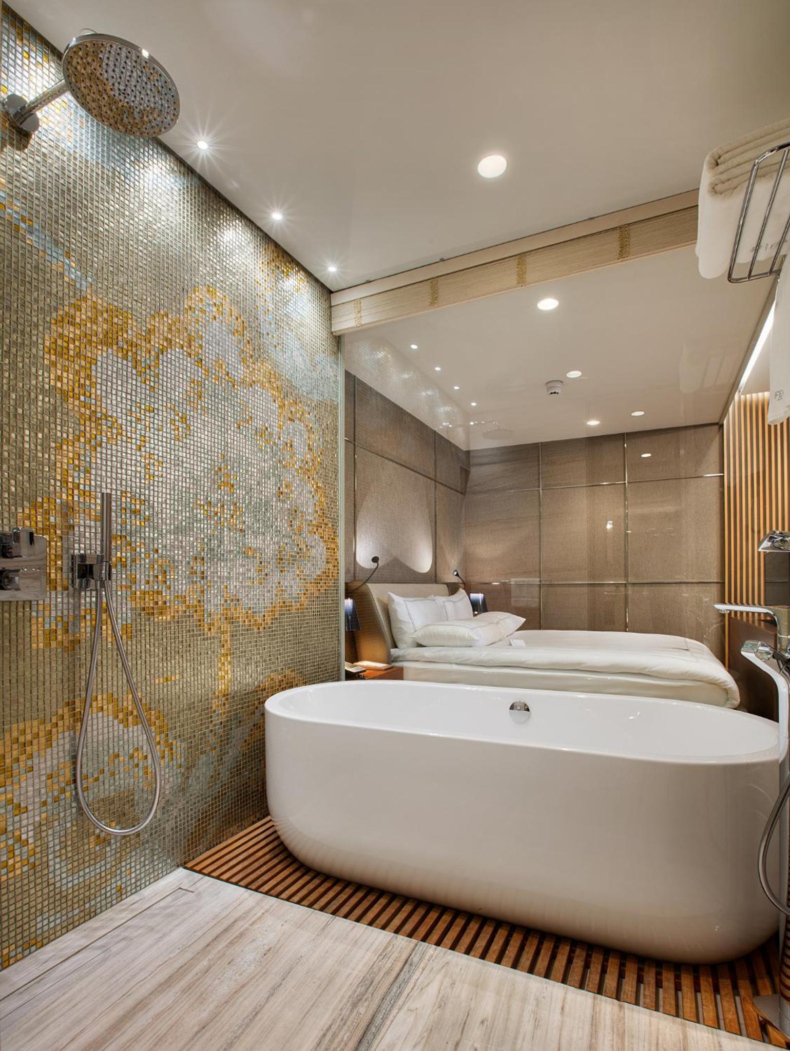 Romantic Suite with Bathtub