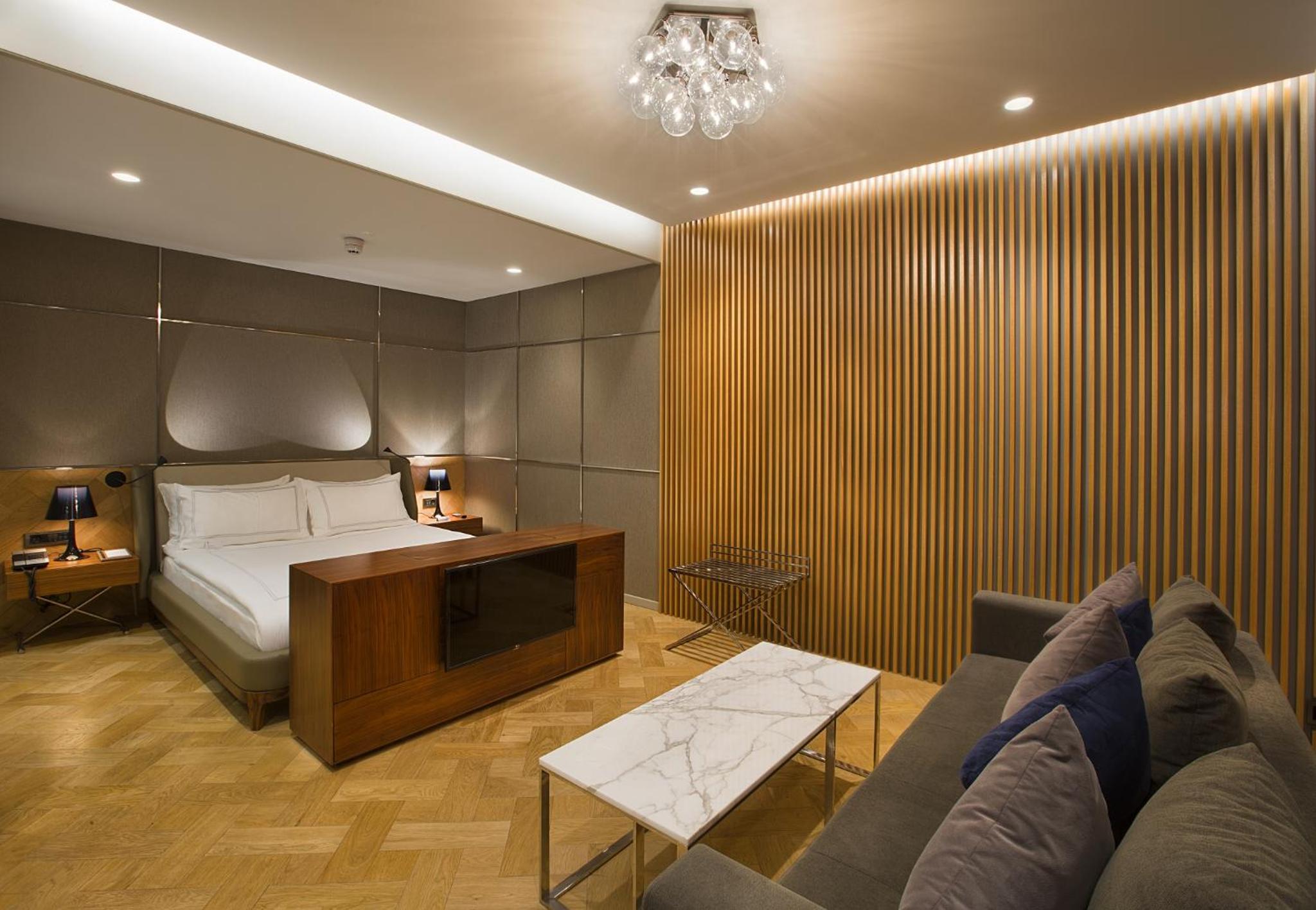 Romantic Suite with Bathtub