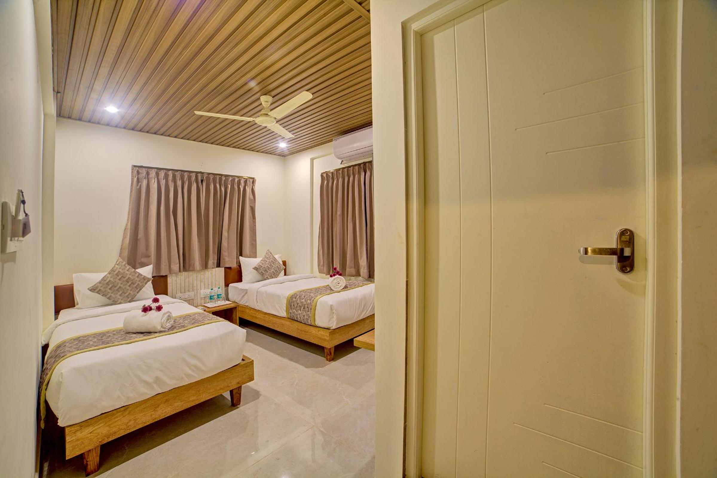 Twin Room with Private Bathroom photo 3