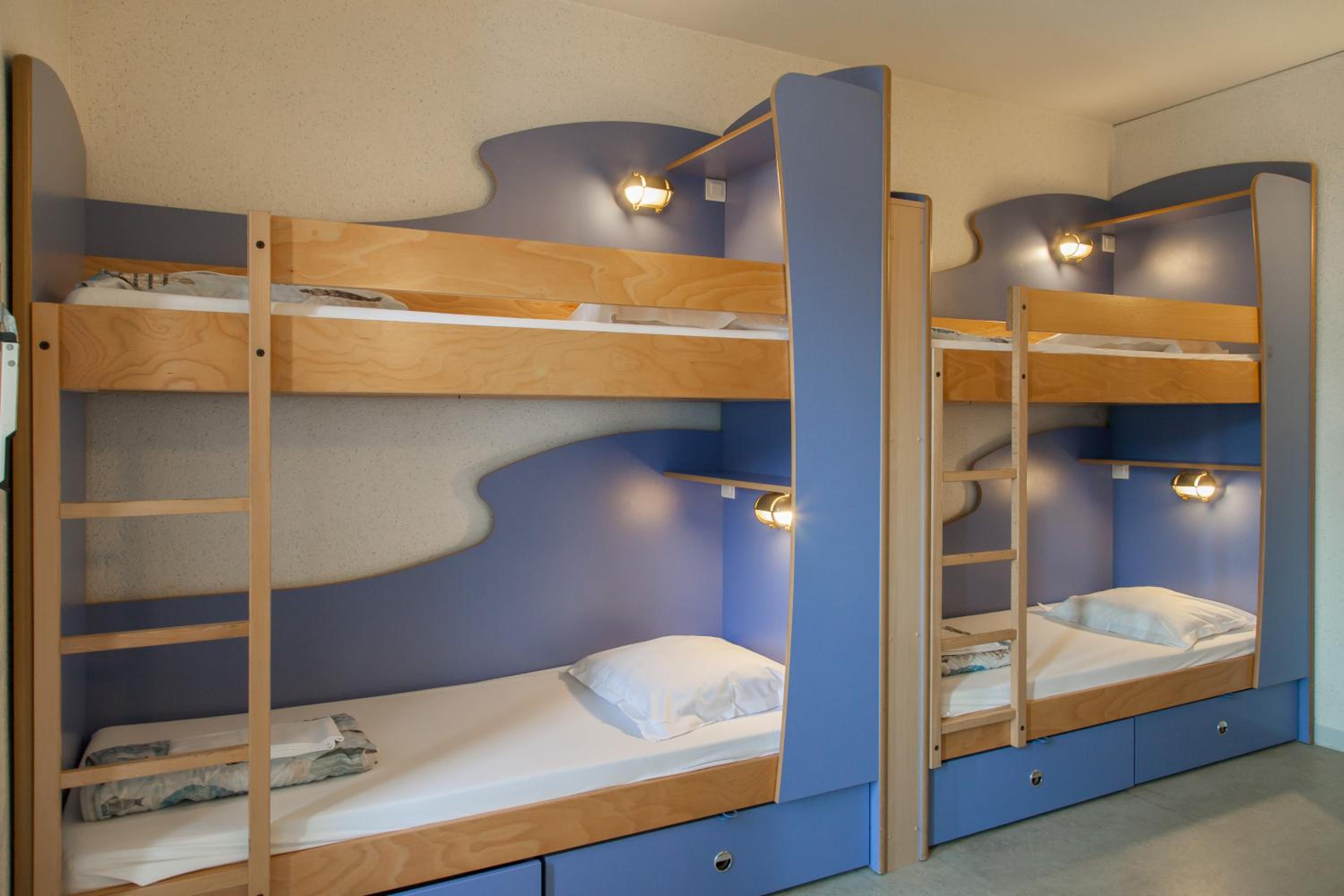 Bed in 4-Bed Female Dormitory Room photo 3
