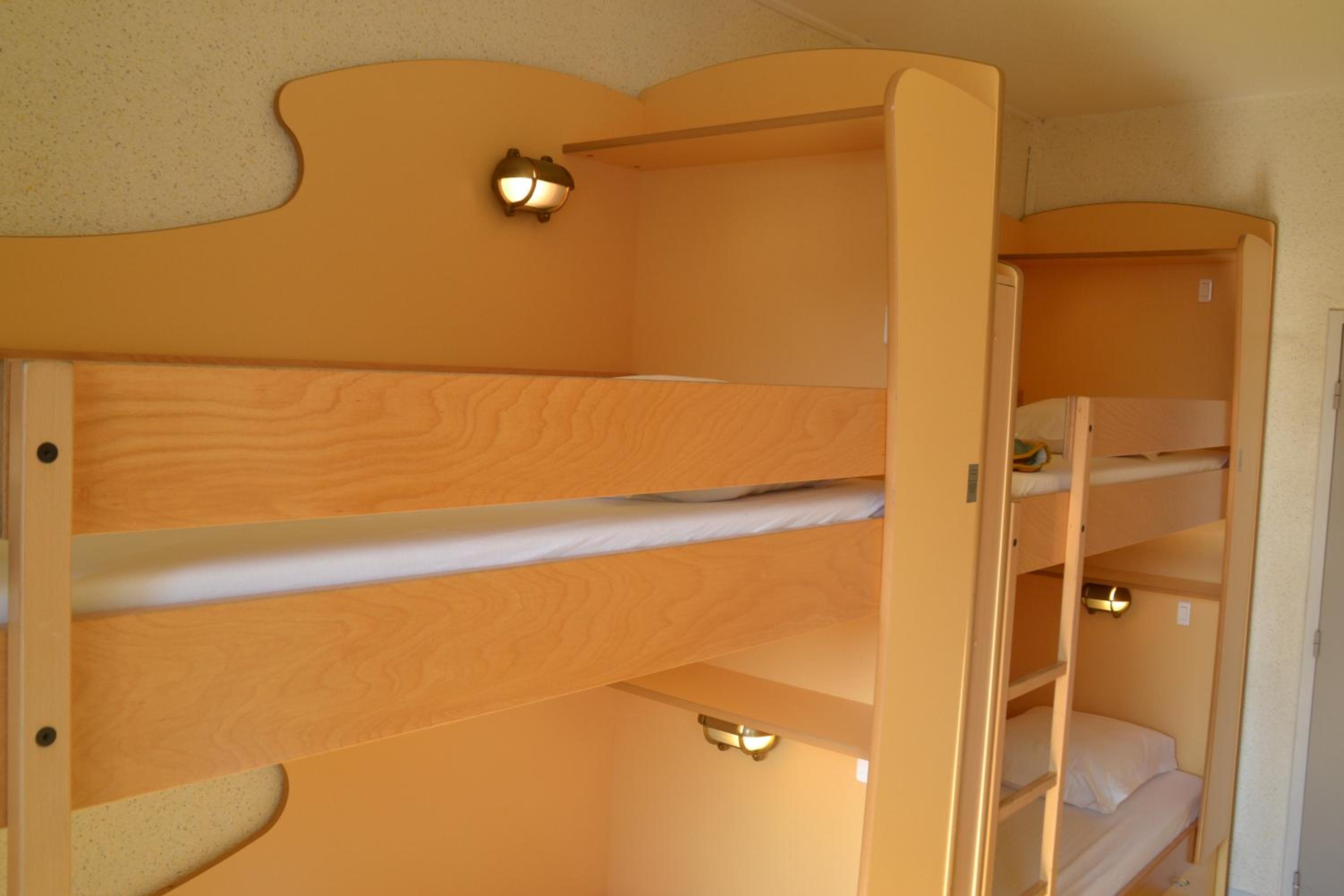 Bed in 4-Bed Male Dormitory Room photo 1