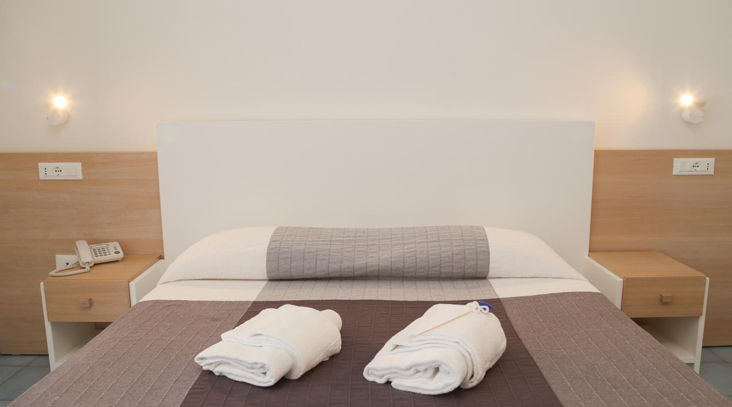 Superior Double Room with Side Sea View - Photo 1